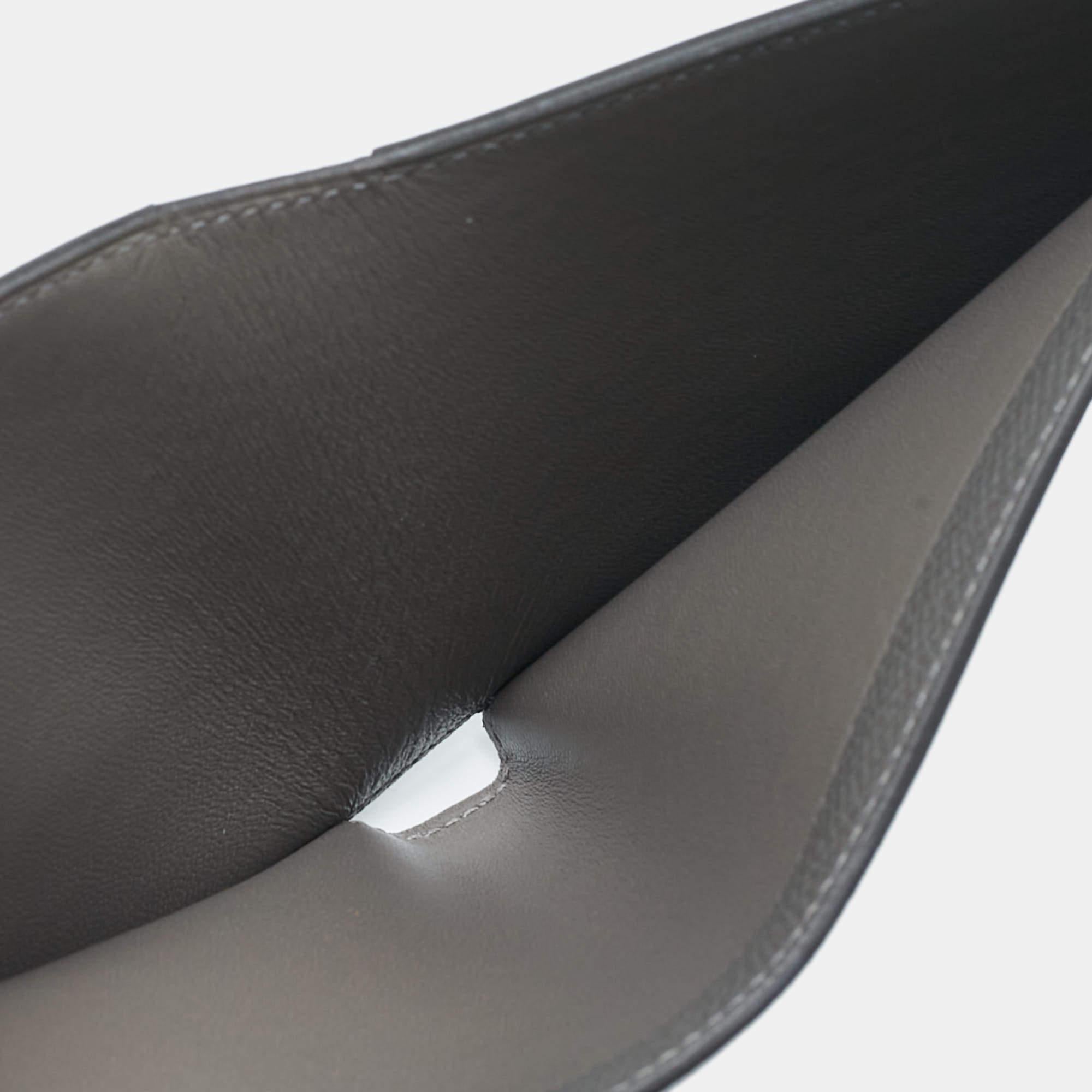 This MCÂ² Copernic compact wallet from the House of Hermes is a great accessory for everyday use. It is created using Epsom leather and showcases a leather lined interior.