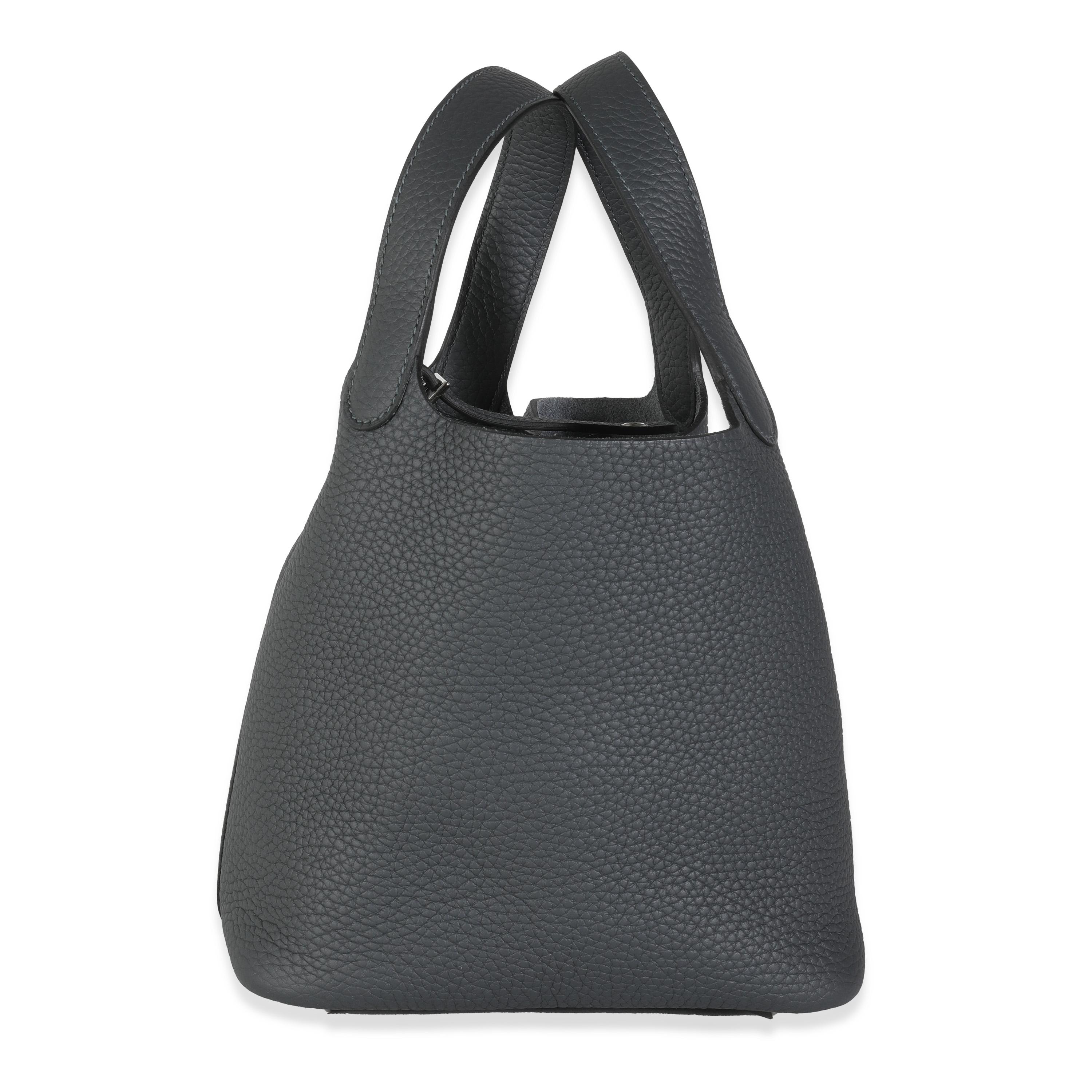 Listing Titel: Hermès Gris Misty Clemence Picotin Lock 18 PHW
SKU: Z144393
Zustand: Gebraucht 
Beschreibung des Zustands: Hermès ist seit langem mit der Welt des Pferdesports verbunden, was bis heute einen bedeutenden Einfluss auf das Design des