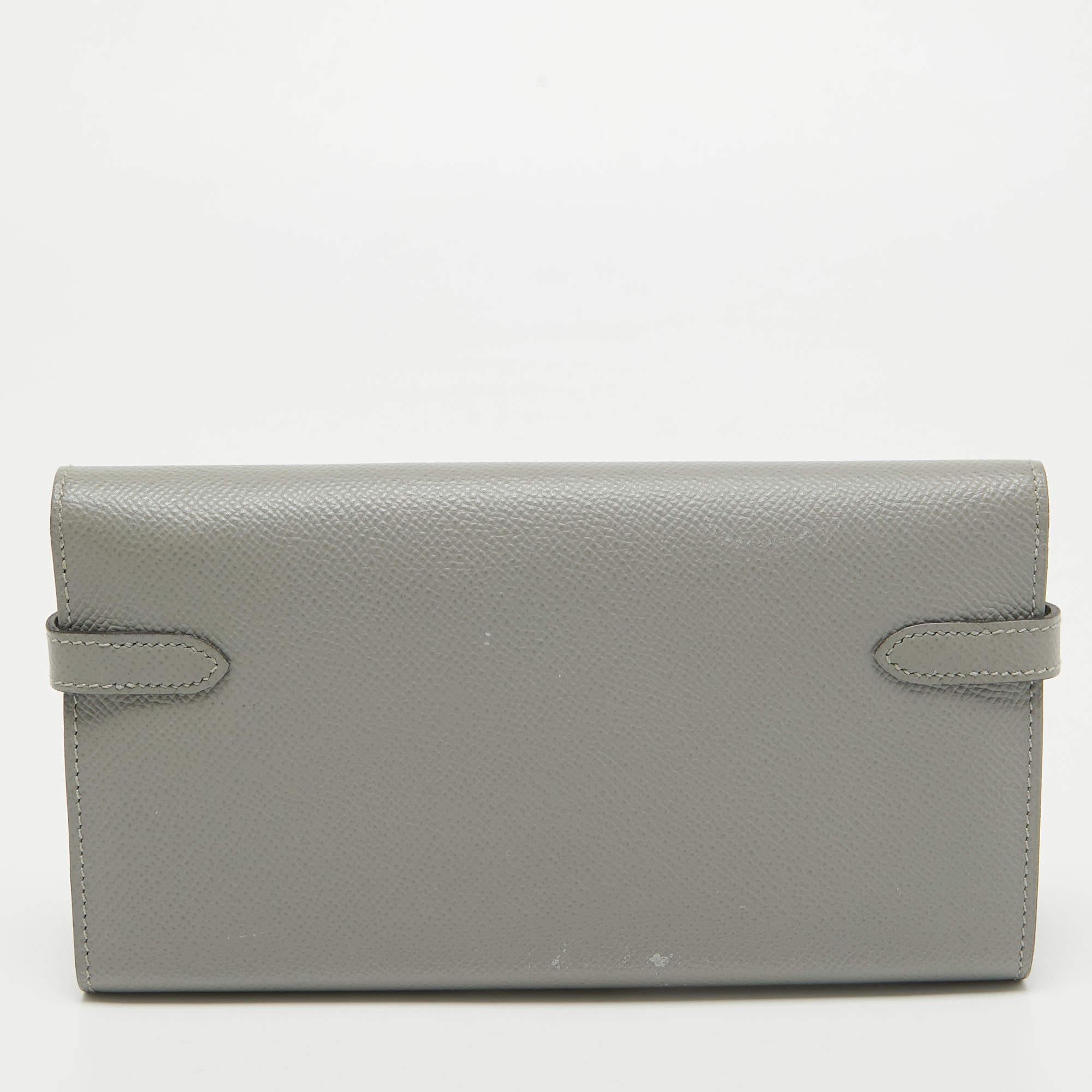 This designer wallet is an immaculate balance of sophistication and rational utility. It has been designed using prime quality materials and elevated by a sleek finish. The creation is equipped with ample space for your monetary