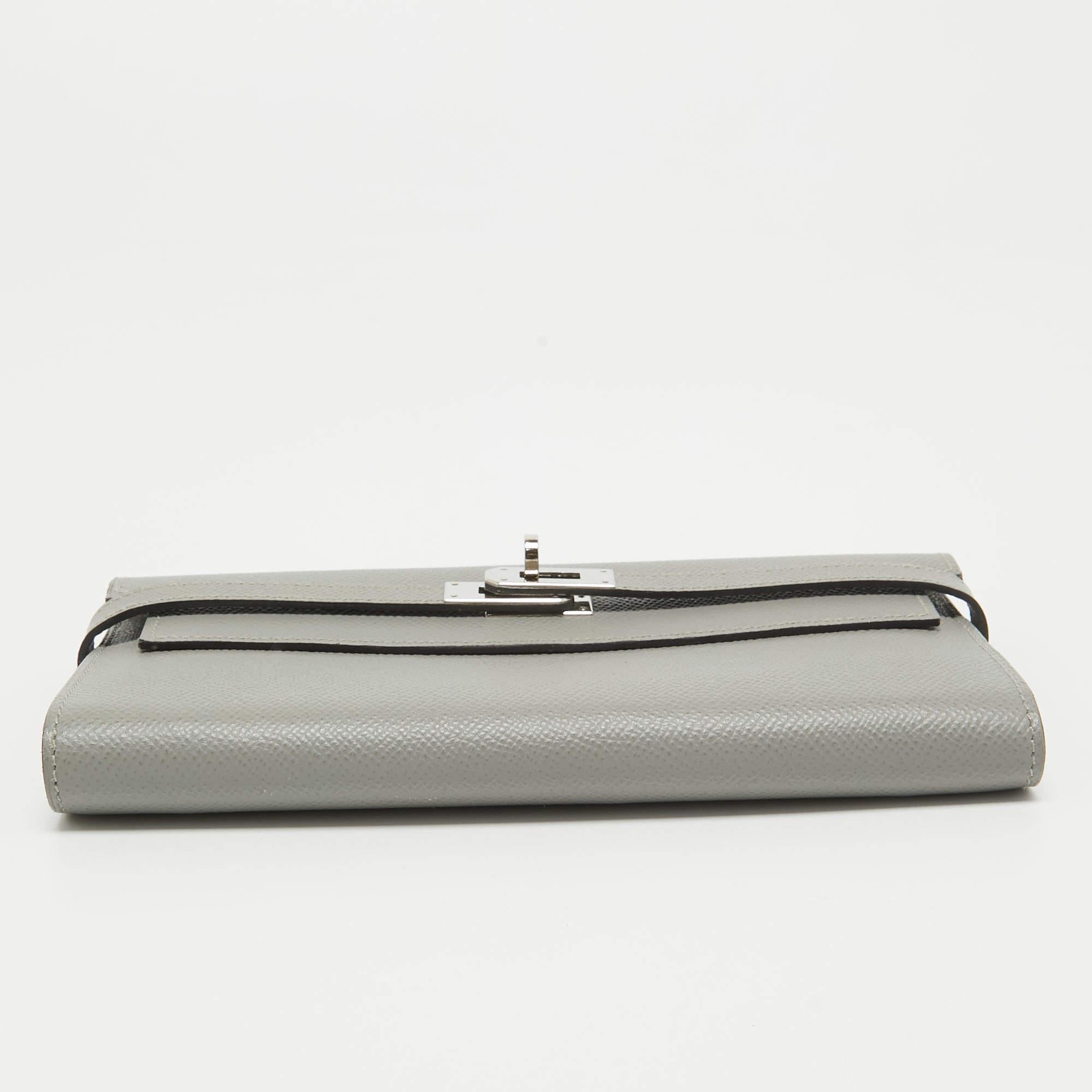 Hermes Gris Mouette Epsom Leather Kelly Classic Wallet In Good Condition For Sale In Dubai, Al Qouz 2