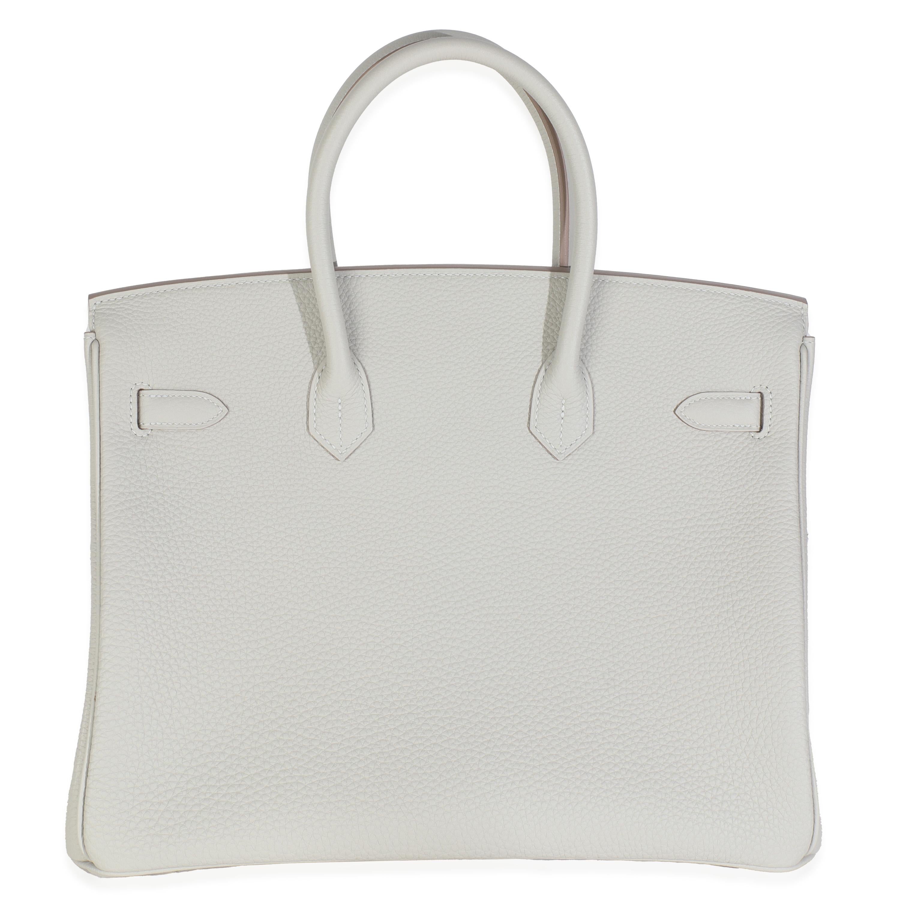 Hermès Gris Neve Togo Birkin 35 GHW
SKU: M148953

Descrizione delle condizioni: L'inafferrabile borsa Birkin di Hermès è stata disegnata dopo che l'allora direttore artistico, Jean-Louis Dumas, era seduto accanto a Jane Birkin su un volo da Parigi a