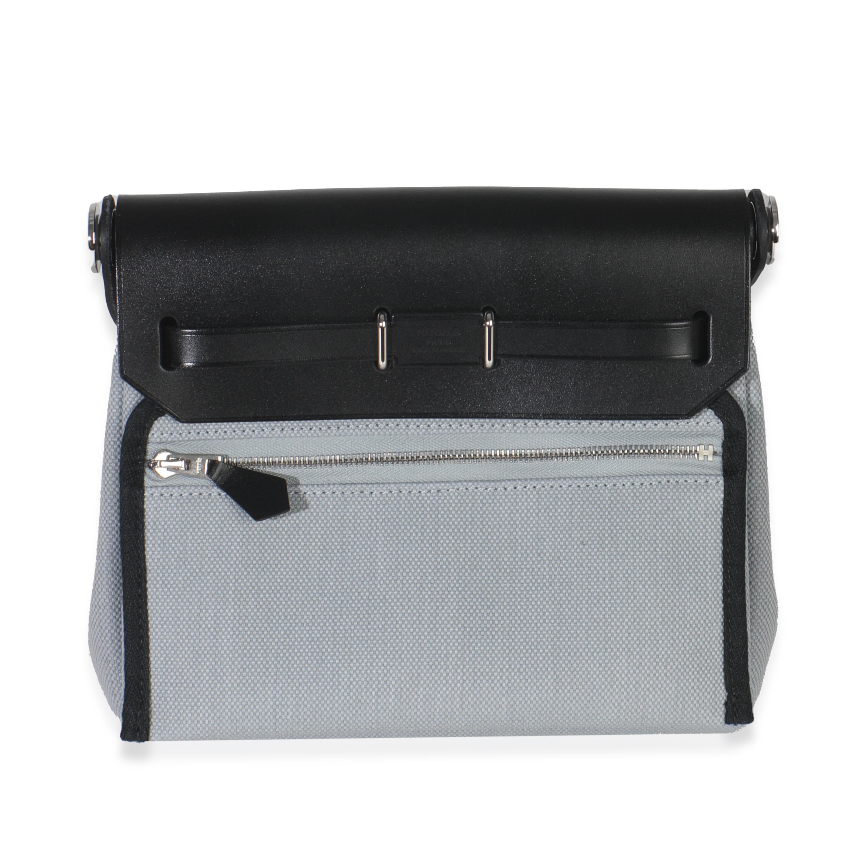 Titolo: Hermès Gris Pantin Black Military Toile Vache Hunter Herbag Zip Retourne 20 PHW
SKU: Z149615
Condizioni: Usato 
Condizioni della borsa: Perfetta
Commenti sulle condizioni: L'articolo non presenta segni di usura. Vendita finale. Vendita