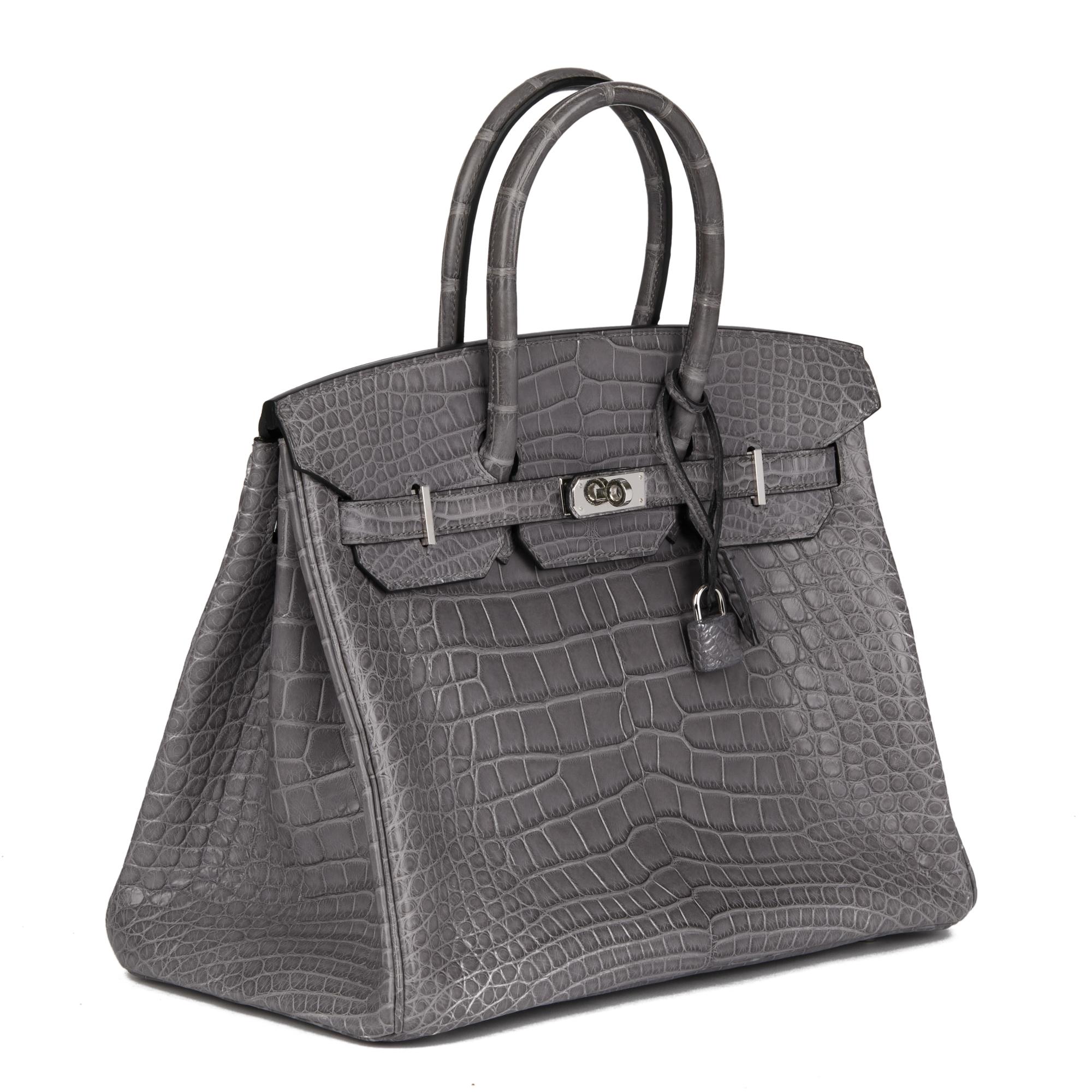 Hermès Gris París Piel de Aligátor Mate Birkin 35cm Retourne

Detalles del producto
Xupes Ref: JJLG088
Marca: Hermès
Model No: Birkin 35cm
Tipo: Tote
Número de serie: [Q]
Edad: 2013
Acompañado de: Funda guardapolvo Hermès, Caja, Candado, Llaves,