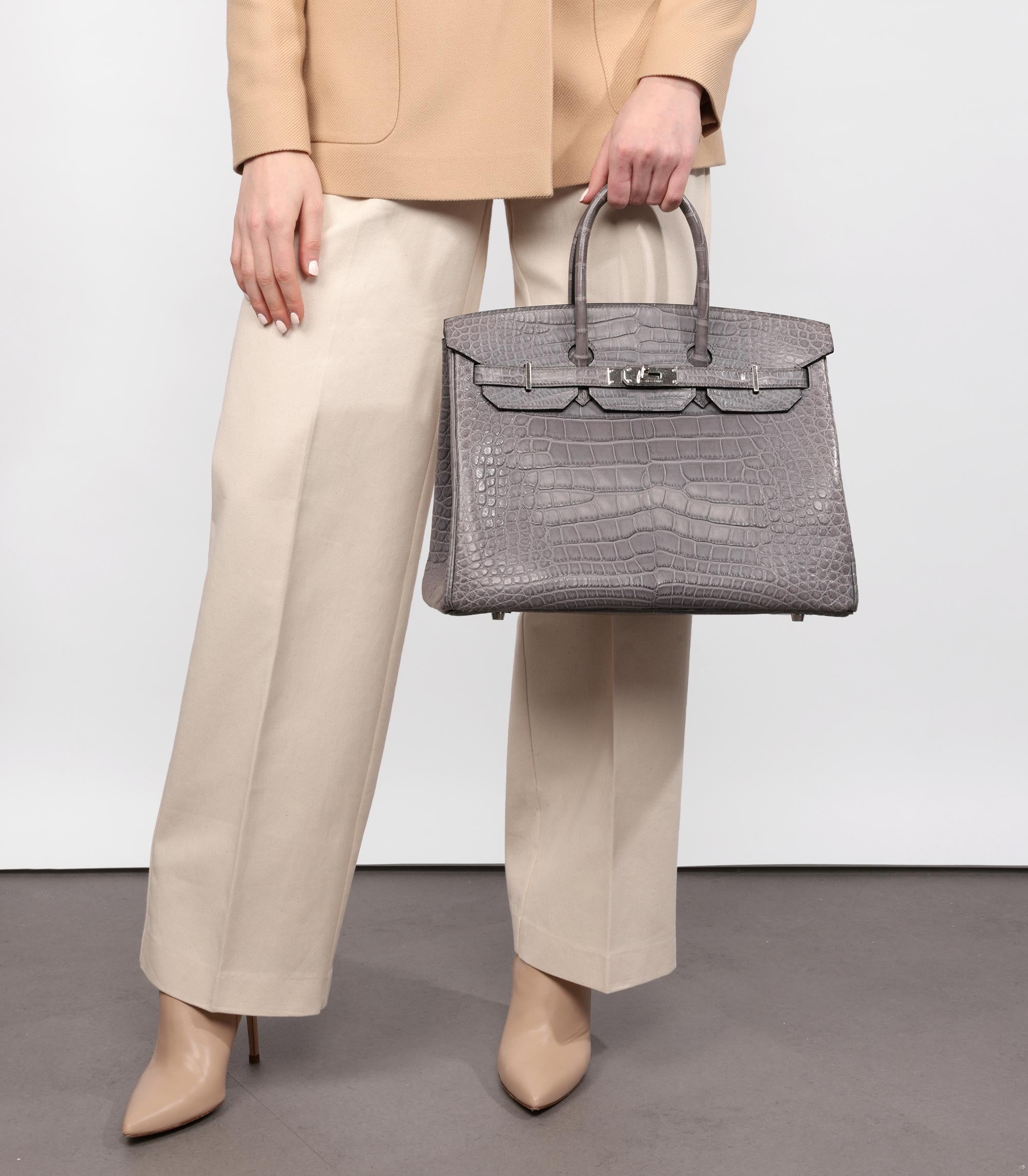 Hermès Gris Paris Matte Alligator Leder Birkin 35cm Retourne

Details zum Produkt
Xupes Ref: JJLG088
Marke: Hermès
Modell: Birkin 35cm
Art: Tote
Seriennummer: [Q]
Alter: 2013
Begleitet von: Hermès Staubbeutel, Box, Vorhängeschloss, Schlüssel,