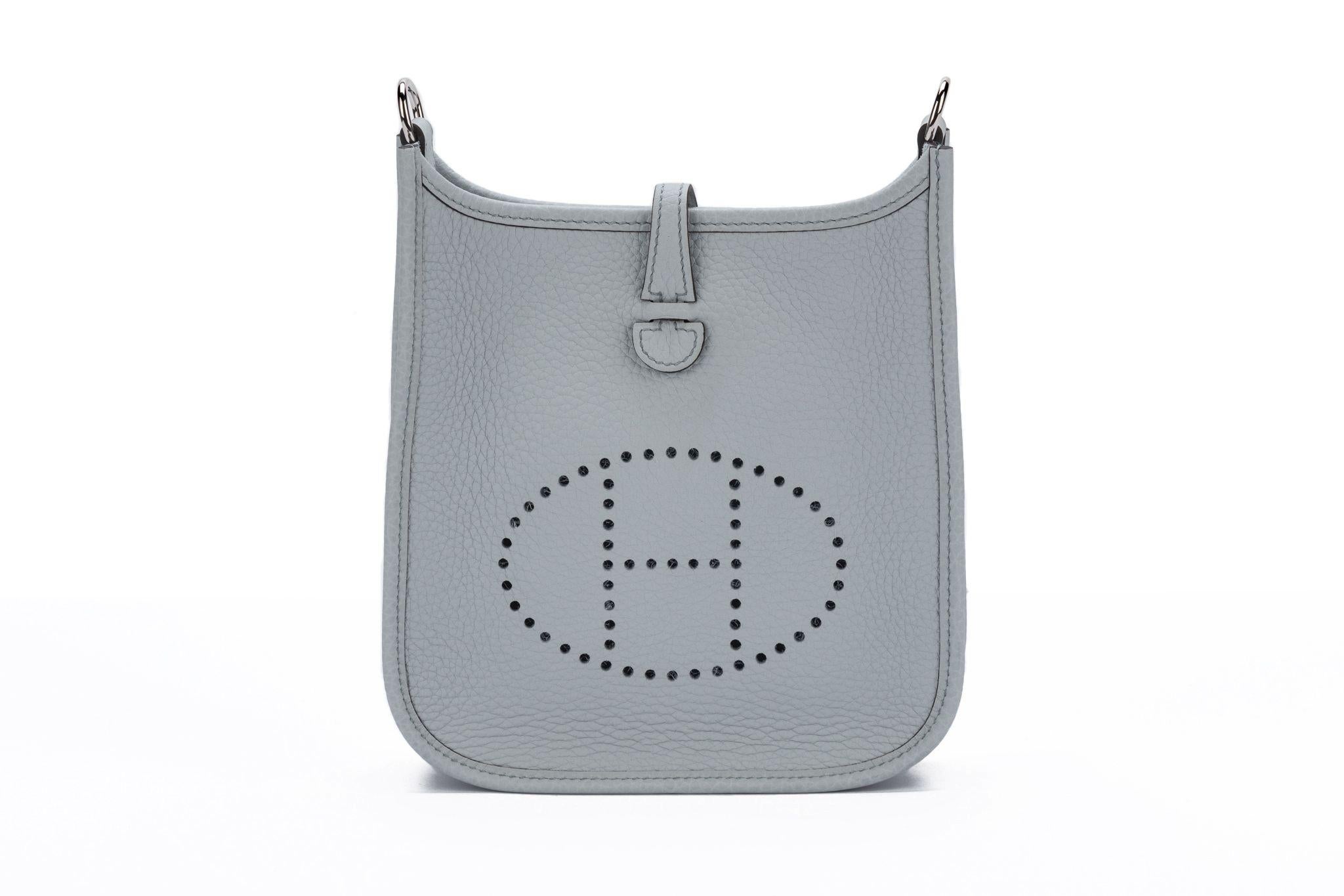 Hermès Gris Perle Clemence Evelyne TPM In New Condition For Sale In West Hollywood, CA