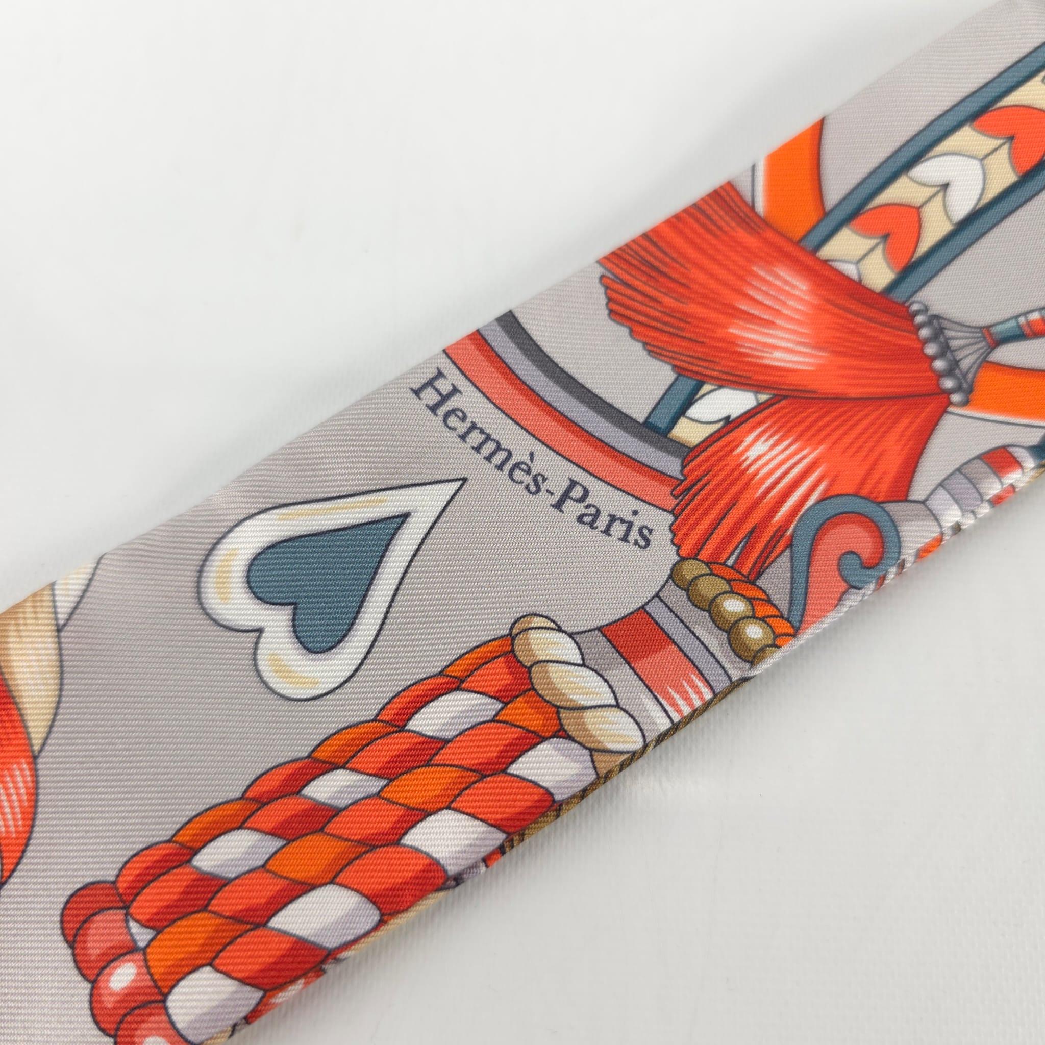 Hermes Gris Perle, Orange & Gris Bleute Silk Harnais de Coeur Twilly In New Condition In Nicosia, CY