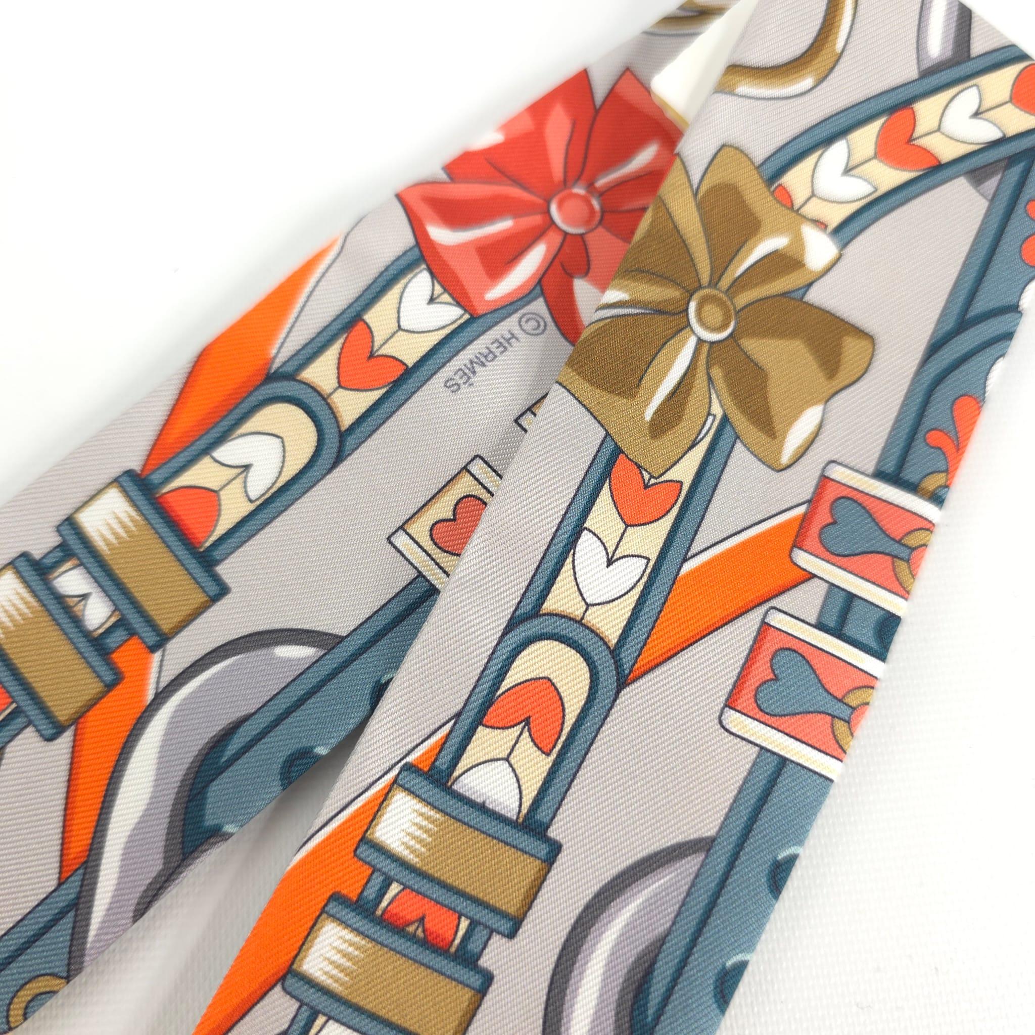 Women's or Men's Hermes Gris Perle, Orange & Gris Bleute Silk Harnais de Coeur Twilly