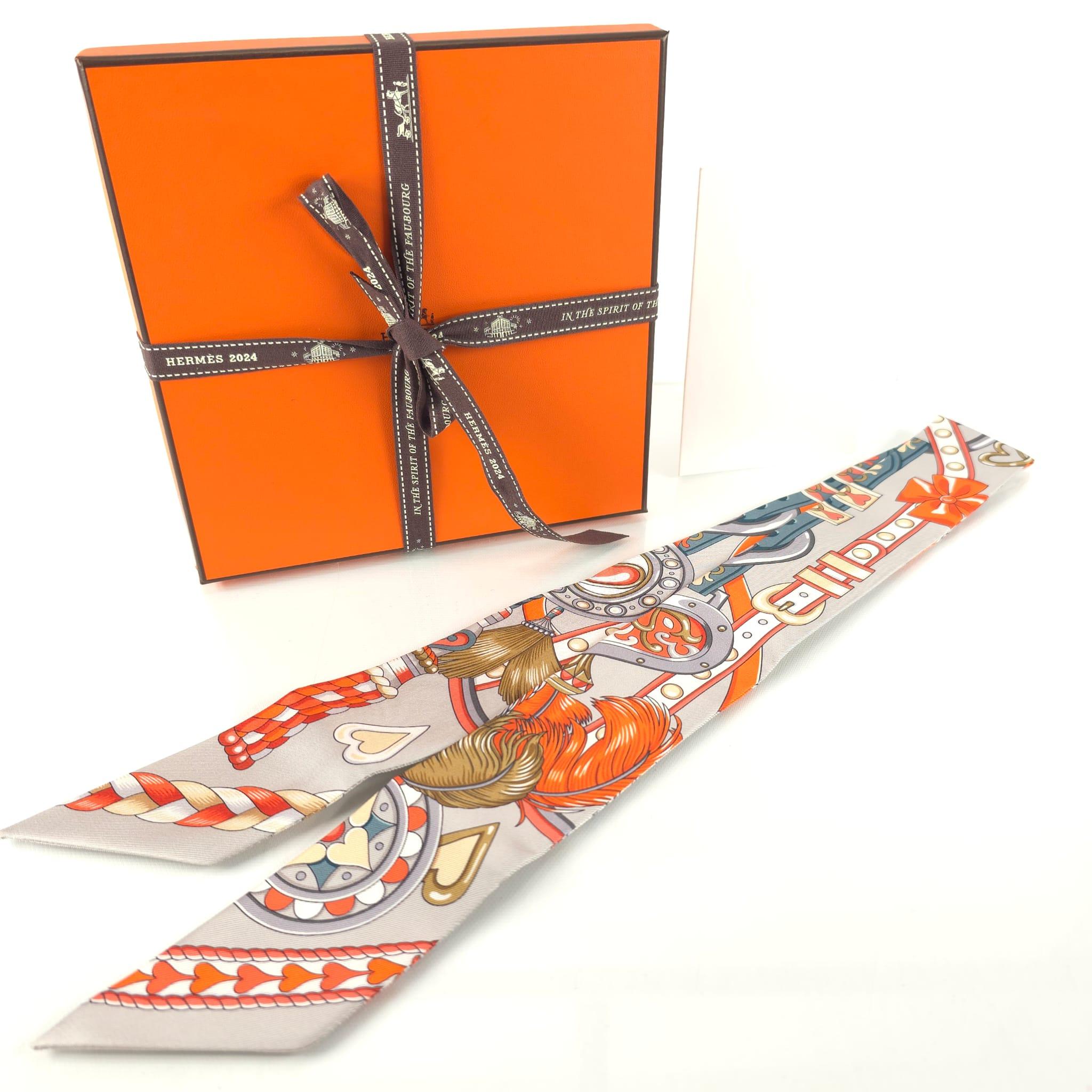 Hermes Gris Perle, Orange & Gris Bleute Silk Harnais de Coeur Twilly 1