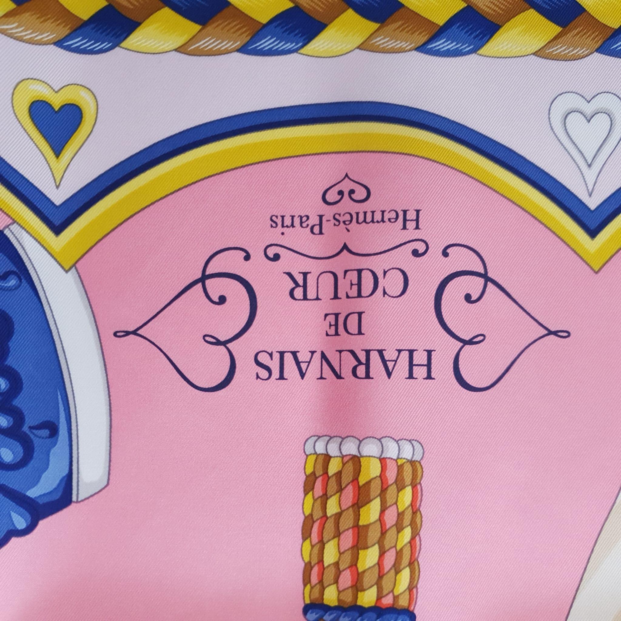  Foulard Harnais de cœur en soie gris perle, rose bonbon et bleu Hermes 90 Unisexe 