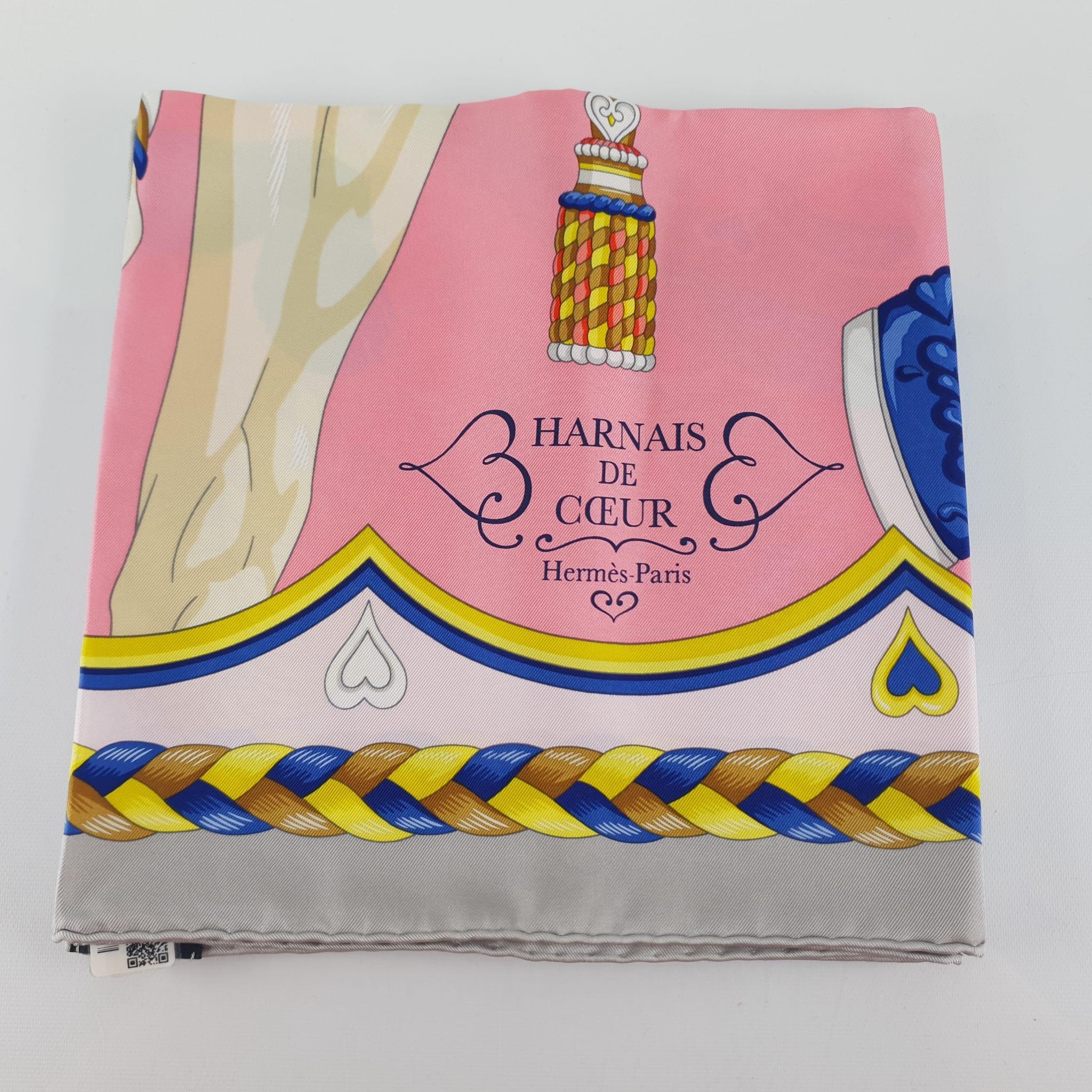 Foulard Harnais de cœur en soie gris perle, rose bonbon et bleu Hermes 90 1