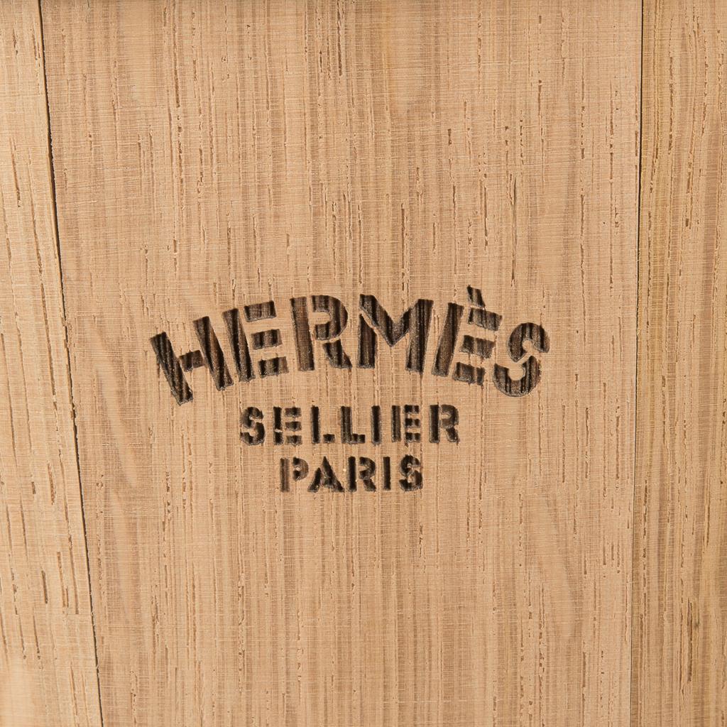 Mightychic bietet einen Hermes-Pferdestall-Eimer aus Eichenholz an.
Griff aus Rindsleder mit Ring aus Edelstahl. 
Hermes Sellier Paris Signatur in schwarz.
Dieses Reiterstück ist auch ein wunderbares Ausstellungsstück für Ihr Zuhause!
Sie werden