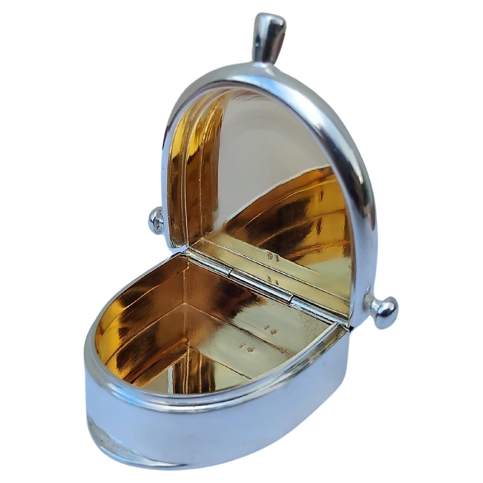 Hermès Guilloche Pill Box Ravinet d'Enfert Spur Shaped Bon état - En vente à Corcoué Sur Logne, Loire-Atlantique