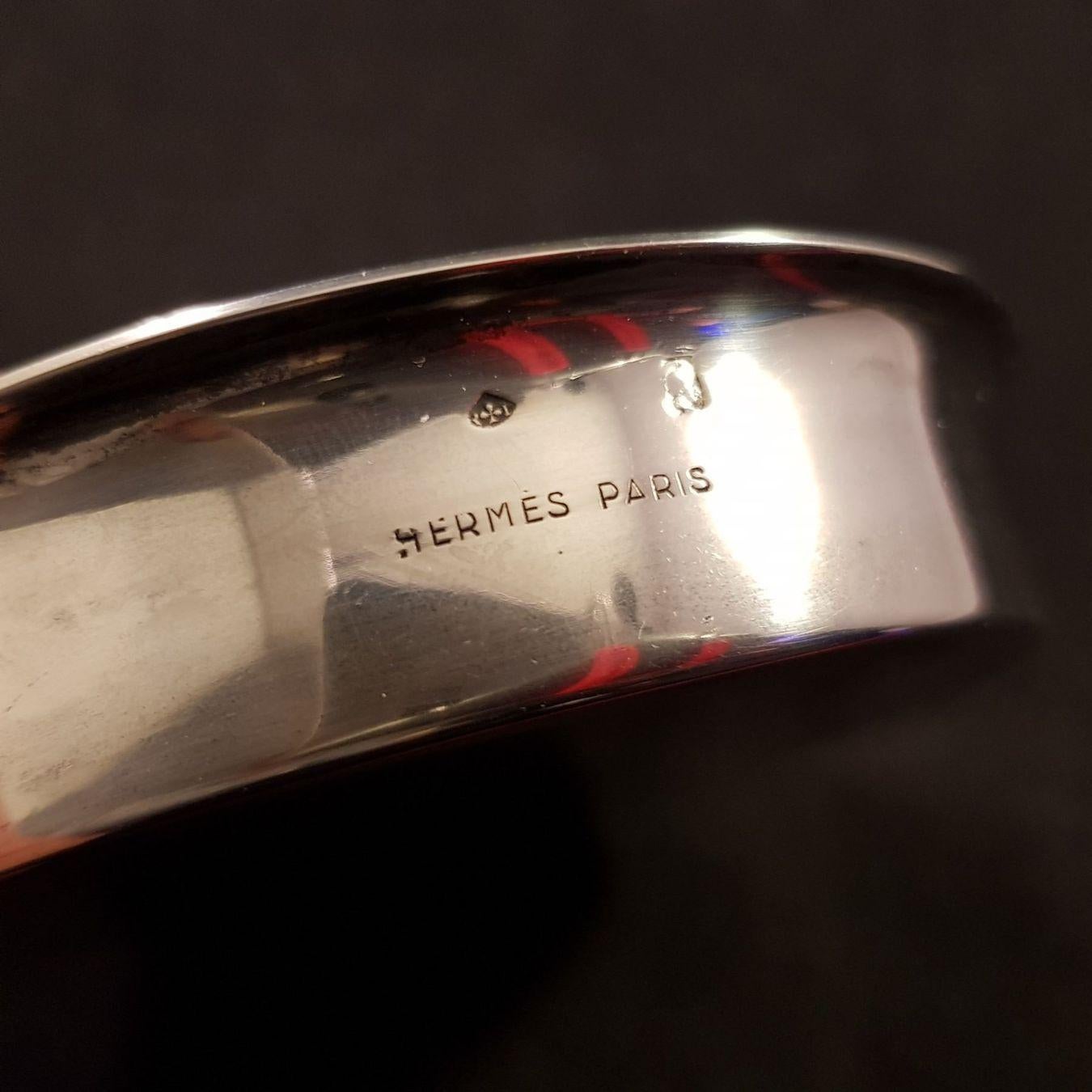 Ensemble de fumeurs guilloché raffiné en métal argenté. 
Fabriqué par Maison Ravinet d'Enfert 
Hermès
24 Fg.St. Honorè, Paris.