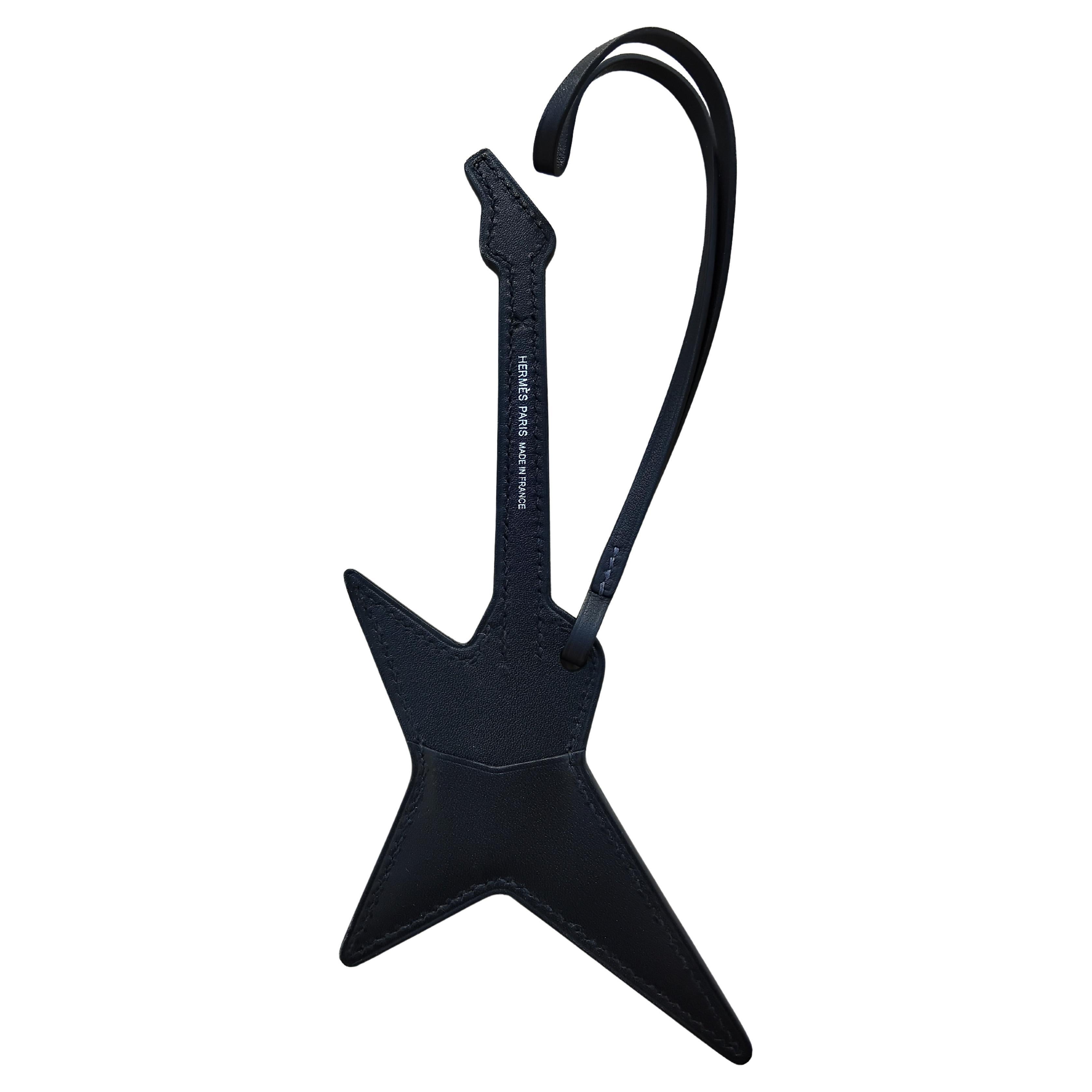 Hermès Gitarre Rock Leder Charme mit Plektrum im Angebot 1