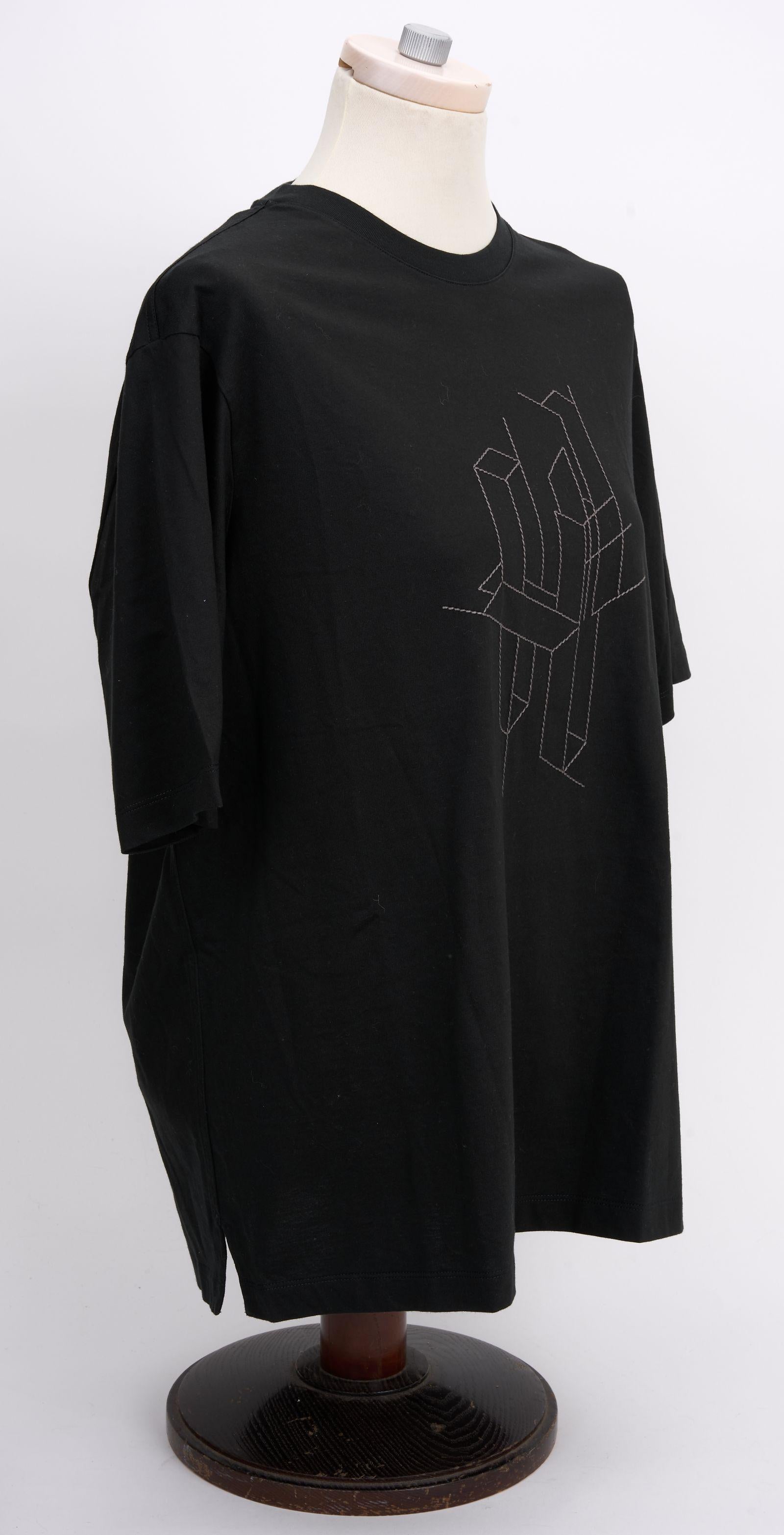 Questa t-shirt Hermès nera a manica corta in 100% cotone con ricamo 