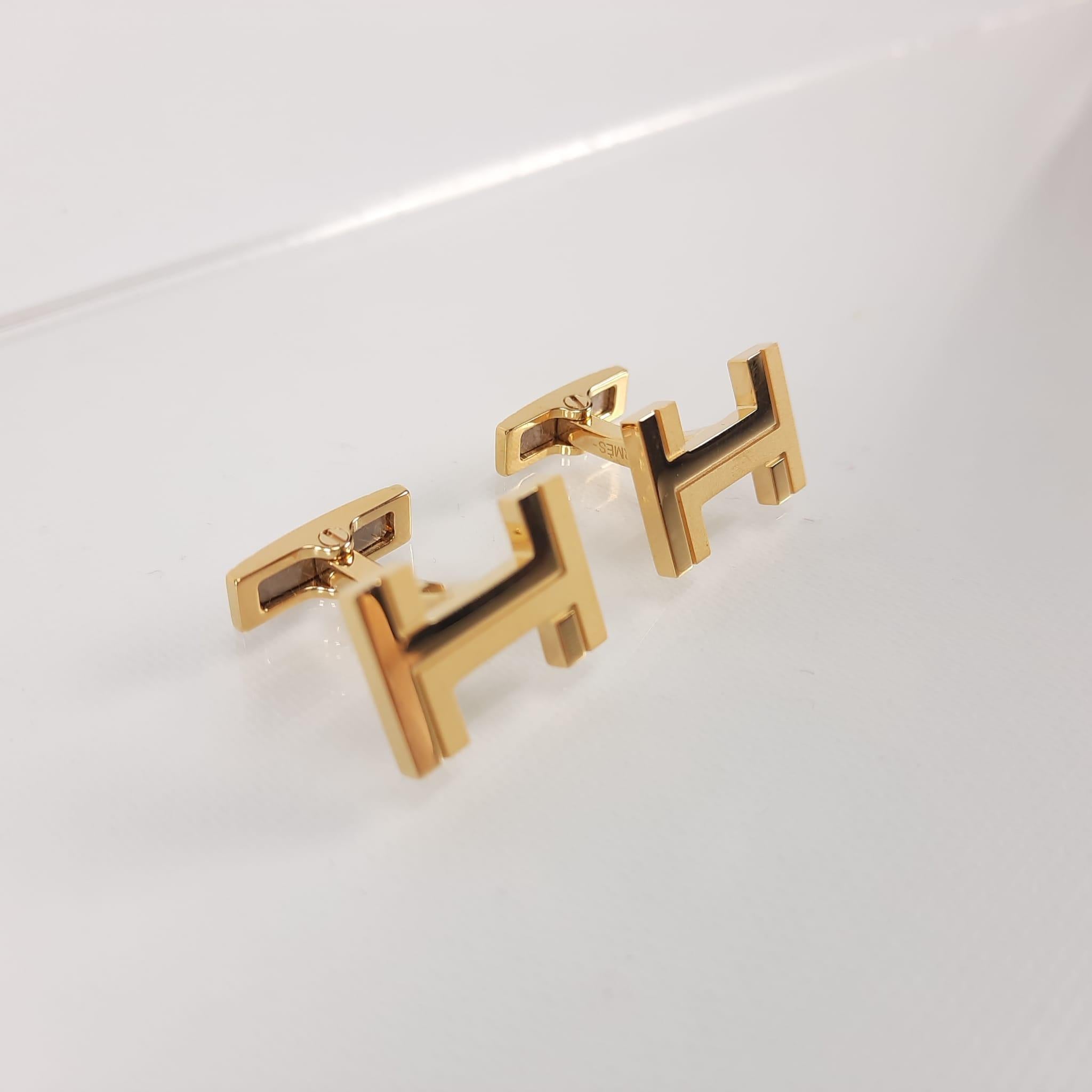 Cufflinks in metal with cold gold-plated hardware.
Made in France
Height: 1.2 cm
Width: 1.8 cm