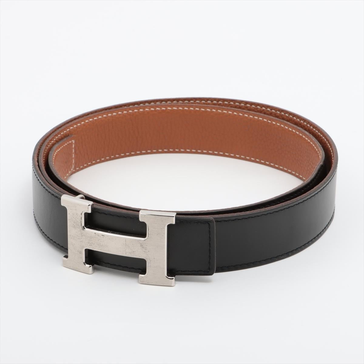 Der Hermès H Belt in Schwarz ist ein raffiniertes Accessoire, das zeitlose Eleganz und Luxus verkörpert. Der aus hochwertigem Leder gefertigte Gürtel hat ein elegantes schwarzes Band, das sich mühelos mit jedem Outfit kombinieren lässt. Die