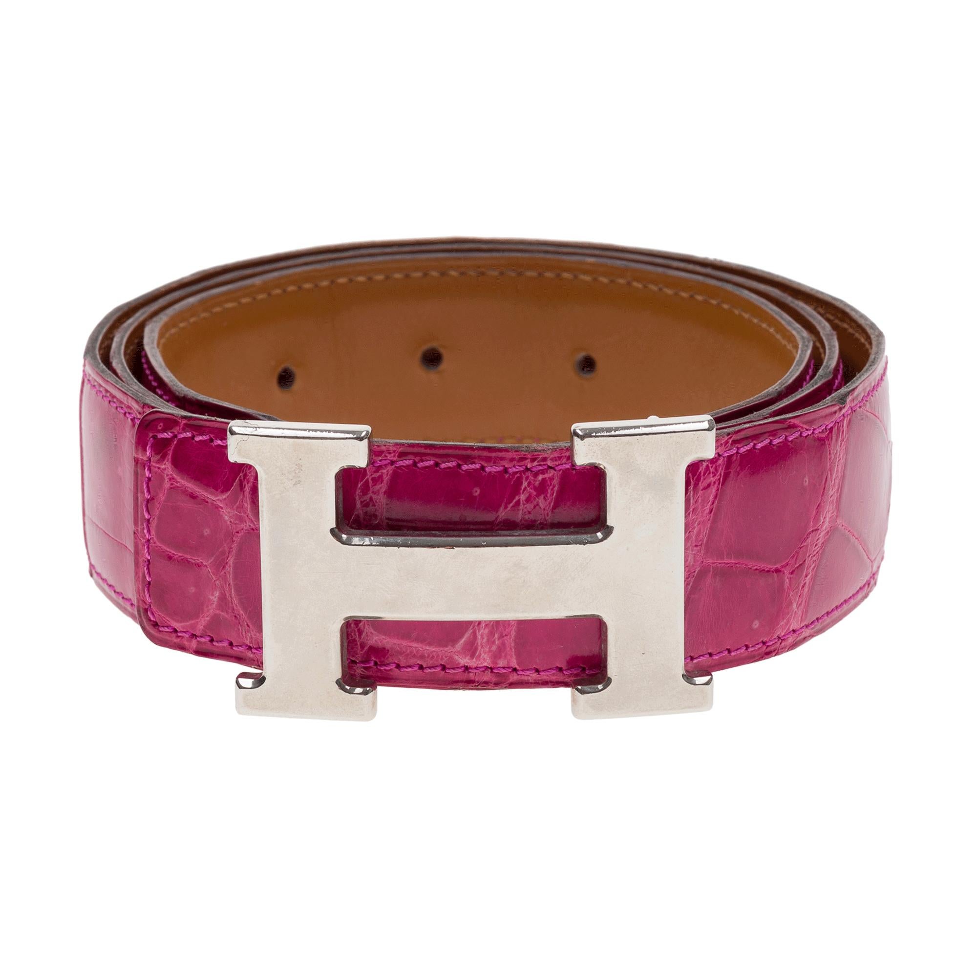 La cintura Extraordinary Hermès H in coccodrillo Porosus fucsia lucido, con la sua fibbia in metallo argentato, è un pezzo raro che combina know-how artigianale e stile audace.

Dimensioni
Lunghezza: 82-87 cm (32,3-34,3 pollici)
Larghezza: 3 cm (1,2