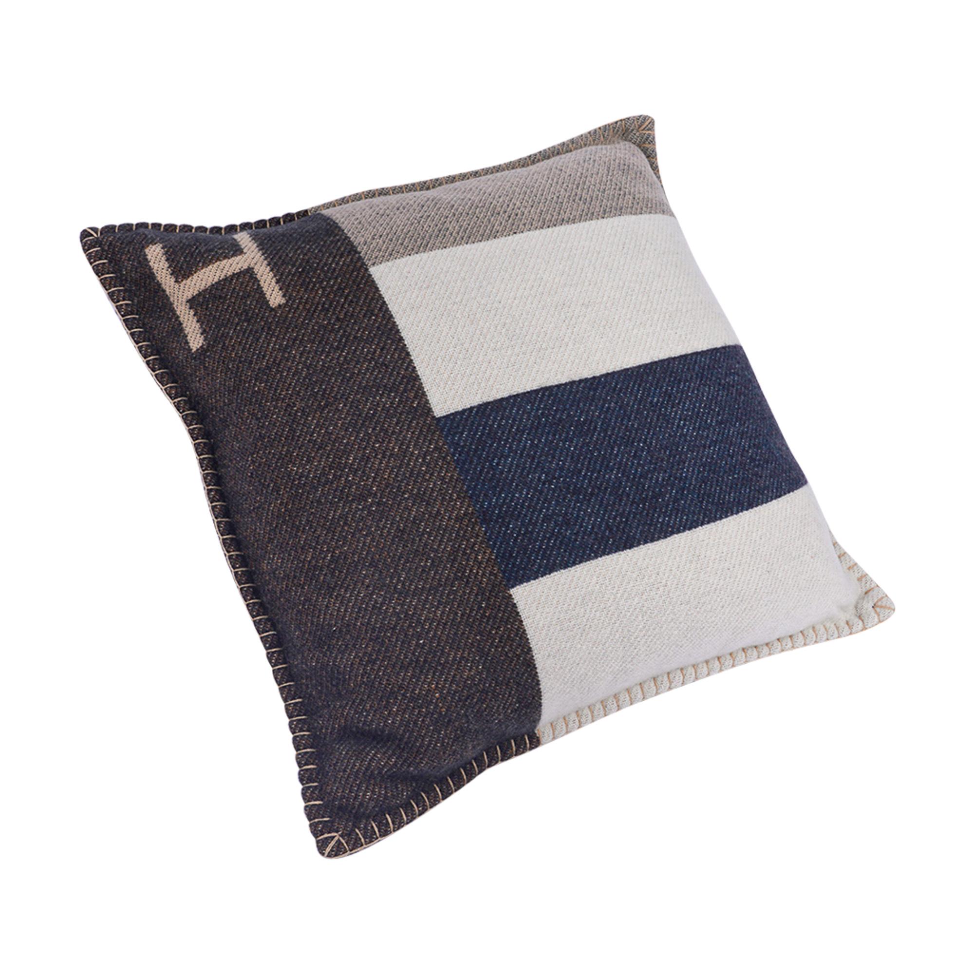 Mightychic offers an Hermes Casaque H Pillow featured in Ecru and Carbone.
A modern expression of the classic H pillow inspired by the horse racing world.
Originally featured on silk jerseys these prints are created for the home.
Hidden zip.
90%