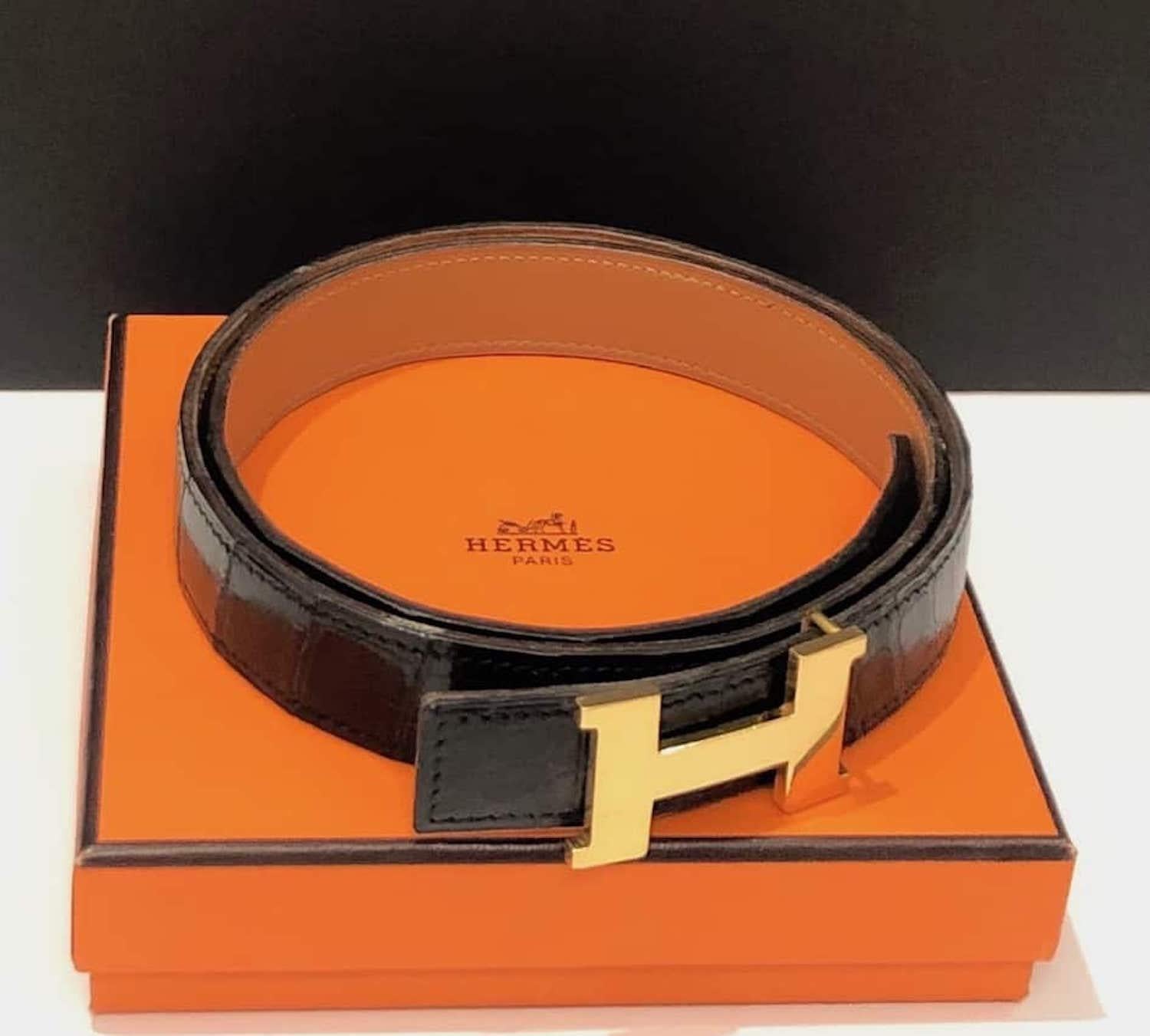 HERMÈS H Crocodile Constance Belt Black Vintage 1990s W/Box
A beautiful vintage 90s crocodile iconic HERMÈS Constance Belt. This croco H belt has kept a beautiful patina, the interior and the exterior are in very good condition. It is handcrafted