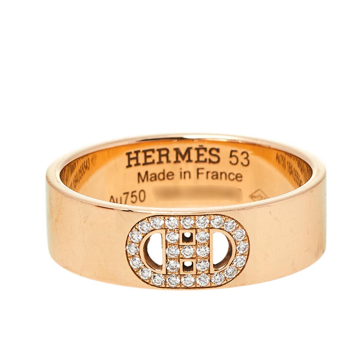 Beautifully sculpted using 18k rose gold, this Hermès fine jewelry piece is created to sit luxuriously on your finger. It is designed as a smooth, simple band contrasted with the Hermès H d'Ancre motif, set with sparkling diamonds.

Includes: