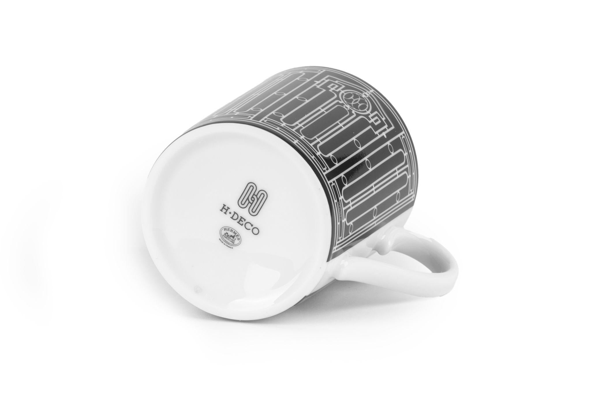 Diese Hermès H Deco-Kollektion ist von den Art-Déco-Eisenwaren der Pariser Hermès-Geschäfte inspiriert. Dieses Pariser Teeservice ist mit den Initialen HH gestempelt, um die sich ein verschlungenes Dekor windet. Kommt mit Booklet, Band und