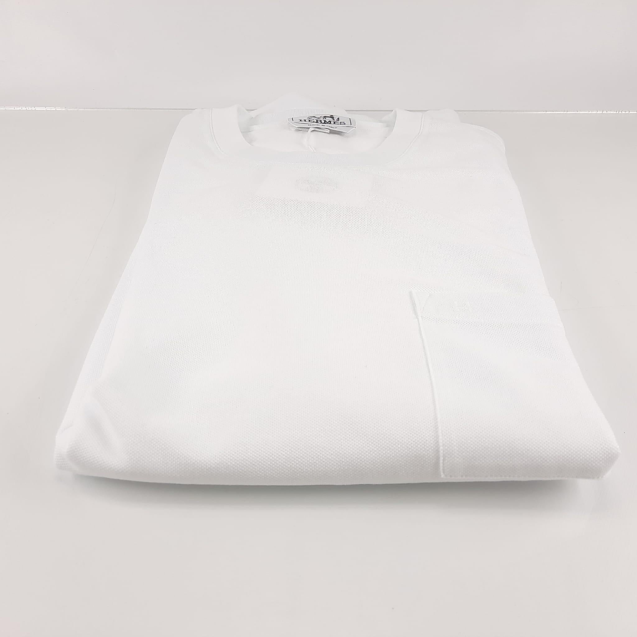 Größe L
Kurzärmeliges T-Shirt mit Rundhalsausschnitt aus Baumwollpikee mit 