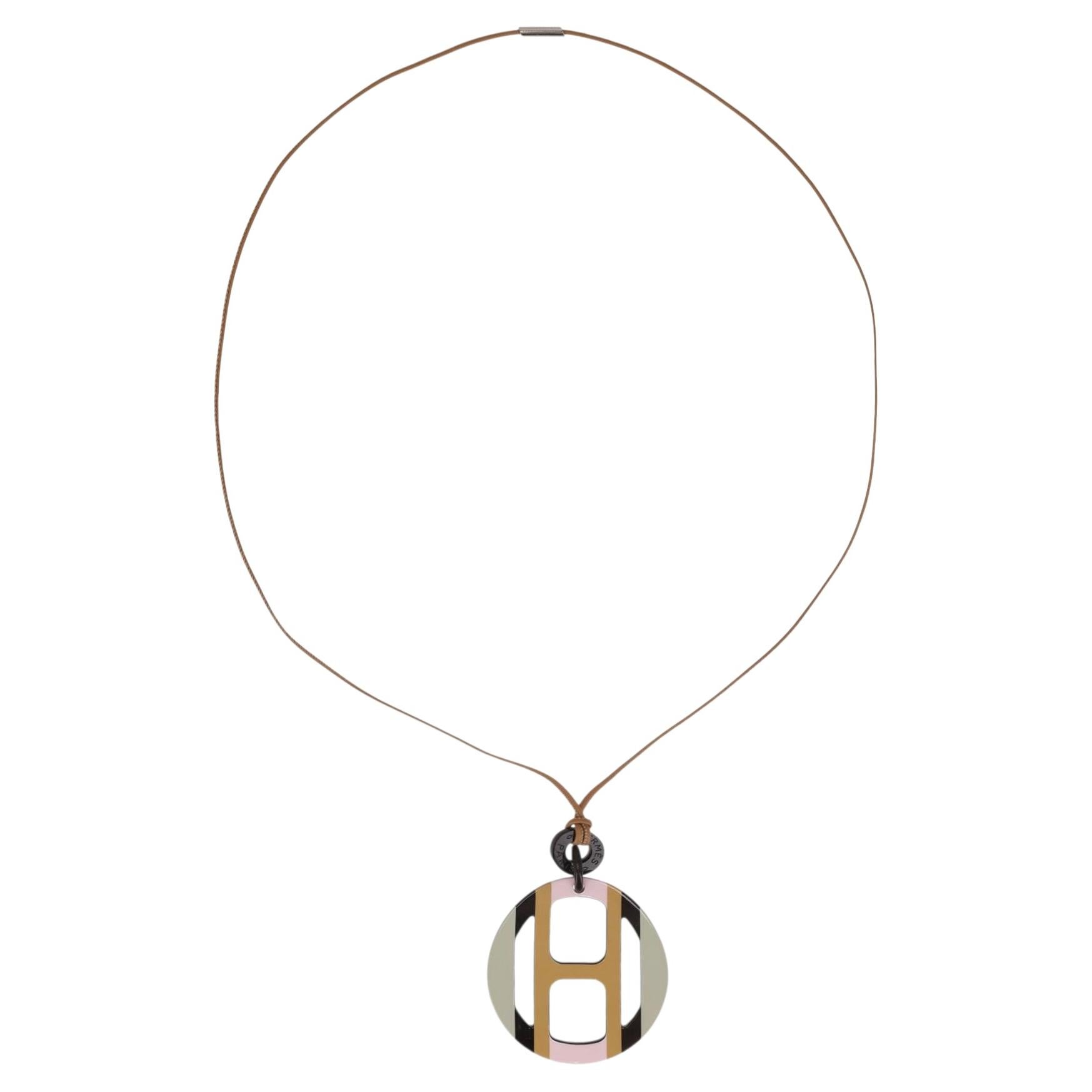 Collana con ciondolo in corno laccato di Hermes H Equipe.