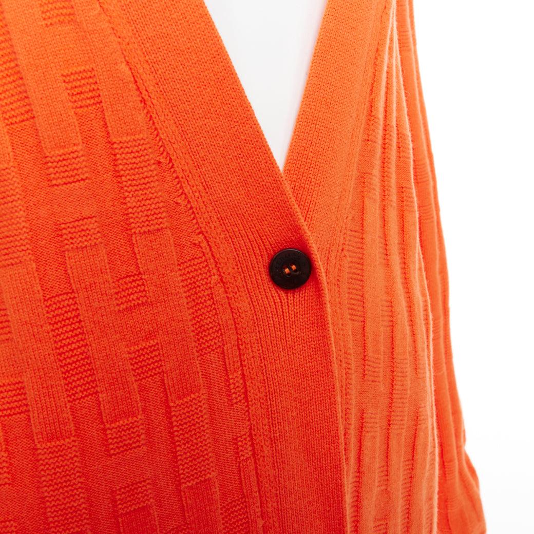 HERMES H intarsia orange Schurwolle V-Ausschnitt übergroße Strickjacke FR36 S
Referenz: KYCG/A00192
Marke: Hermes
Modell: H Intarsie
MATERIAL: Schurwolle
Farbe: Orange
Muster: Solide
Verschluss: Knopf
Hergestellt in: Italien

ZUSTAND:
Zustand: