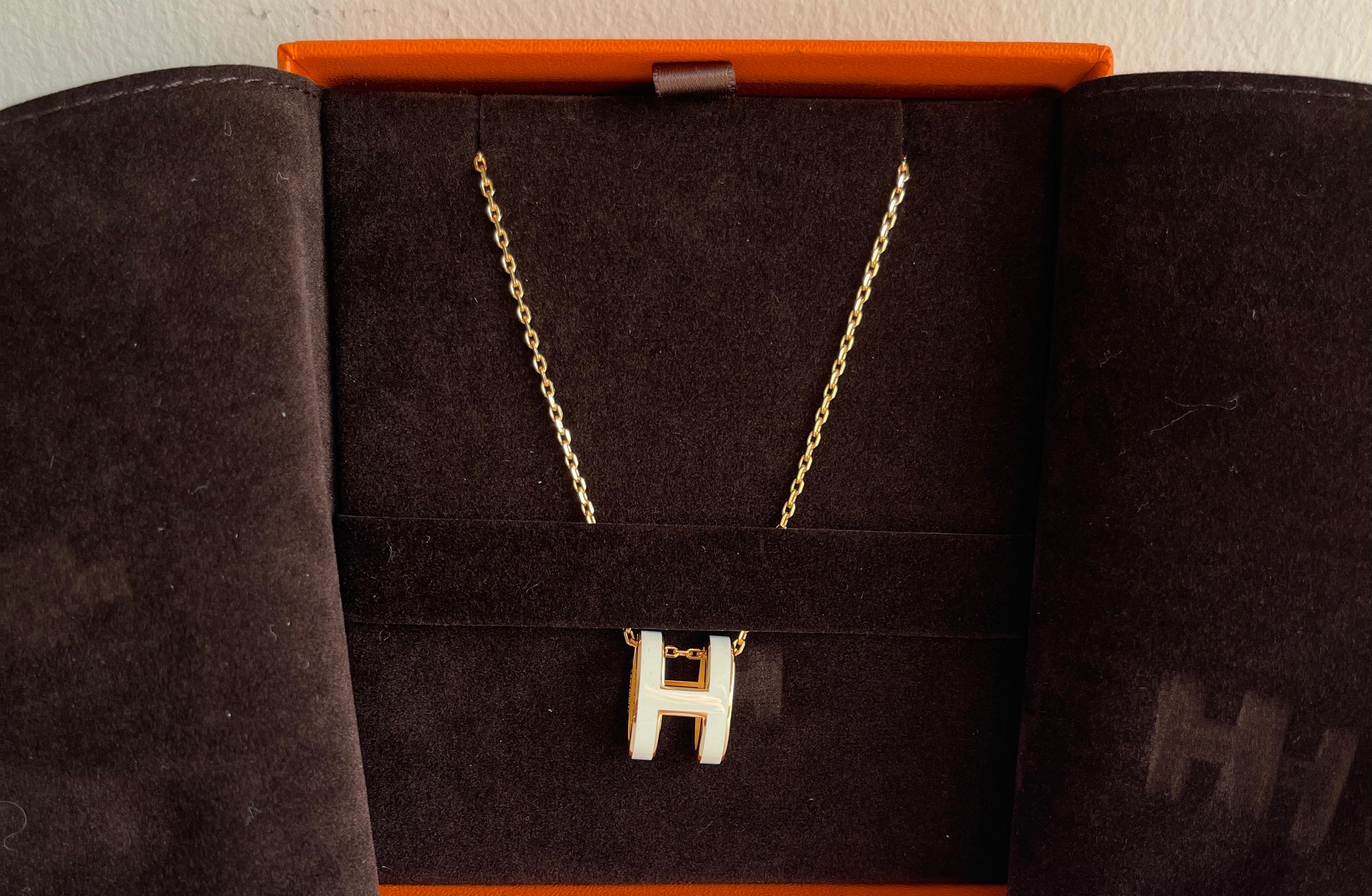 Pop H pendant
Hermes
The color is a White
Lacquered pendant with gold plated hardware
Pendant in metal with gold plated hardware.

Made in France
0.63
