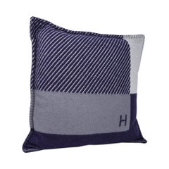 Oreiller Hermès H Riviera bleu marine avec coussin de nuit