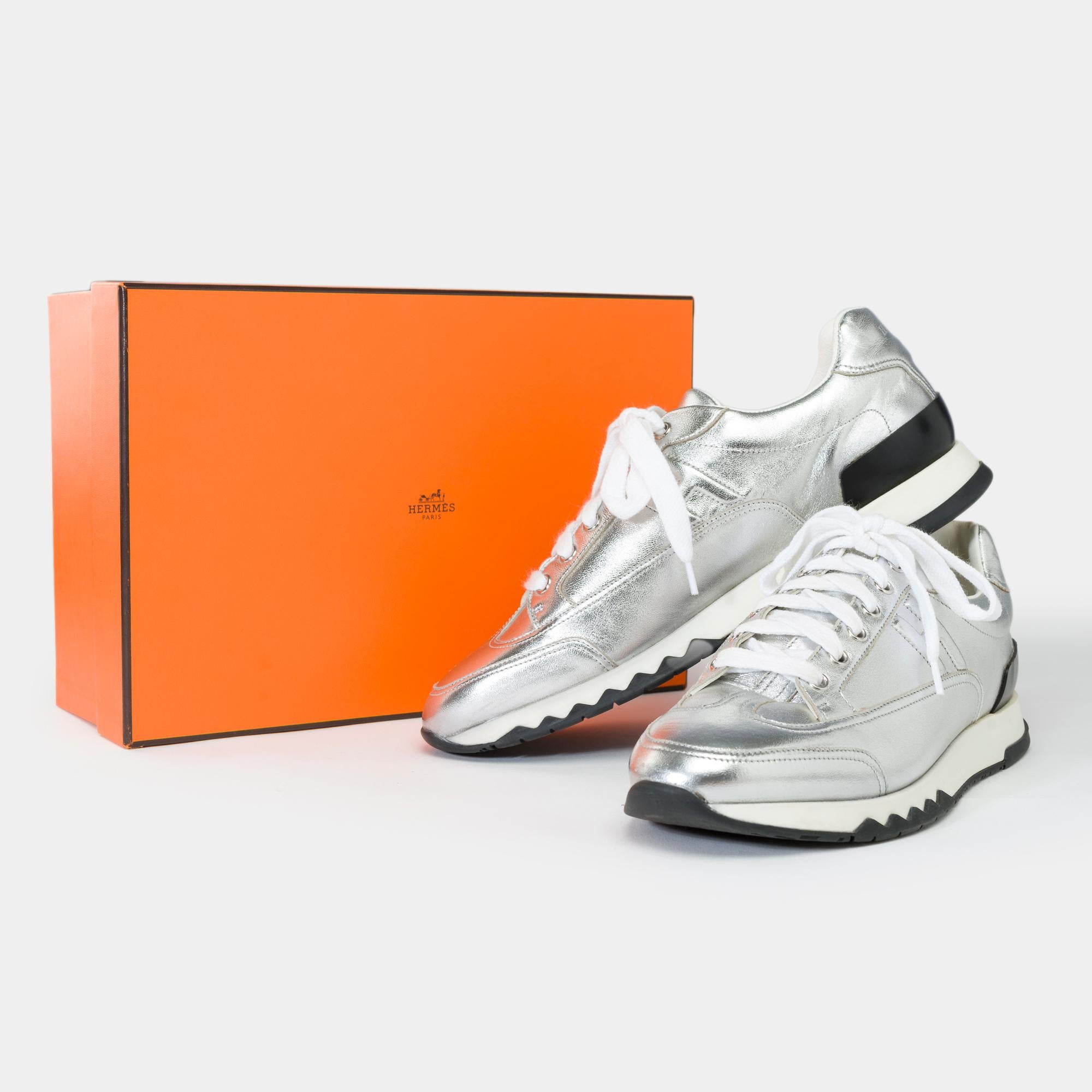 Hermès​ ​H​ ​sneakers​ ​in​ ​silver​ ​leather
Signature:​ ​