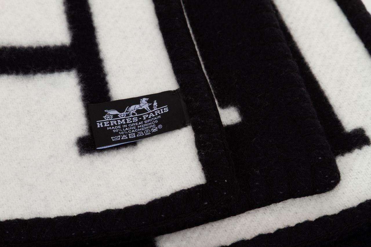 Hermès H Throw Blanket Wool and Cashmere besteht aus einer Mischung aus Wolle und Kaschmir, mit dem charakteristischen H in einem schwarz/braun/cremefarbenen Gittermuster und Peitschenstichkanten. Brandneu in unbenutztem Zustand. 2 Einheiten