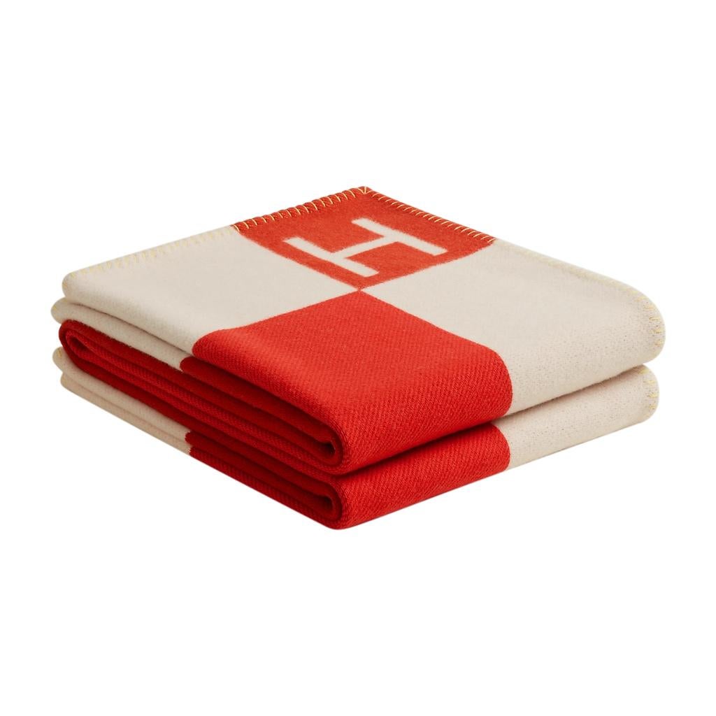 Mightychic bietet eine limitierte Auflage der Hermes Avalon Vibration Blanket in der Farbe Terre Cuite (Terracotta) an.
Doppelseitiges Jacquard-Gewebe.
Diese wunderbar warme Decke aus 90% Wolle und 10% Kaschmir ist eine schicke Ergänzung für jeden