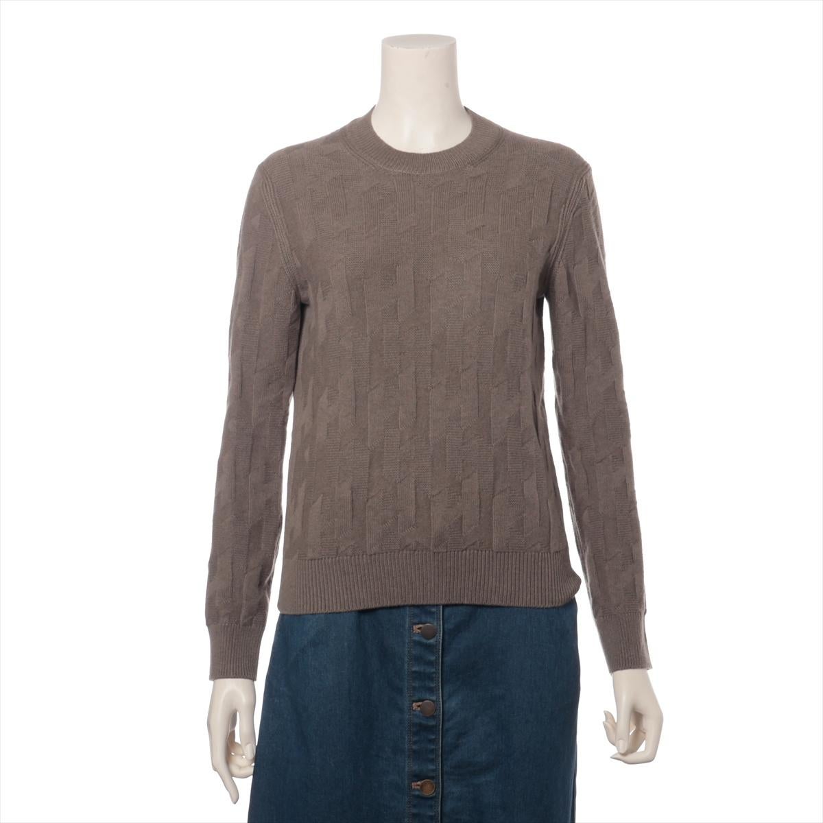 The Hermès H Wool Knit in Brown is a timeless and elegant wardrobe staple that reflects Hermès' commitment to luxury and craftsmanship. Made from premium wool, the knit offers warmth and comfort while showcasing a sleek, minimalist design. The