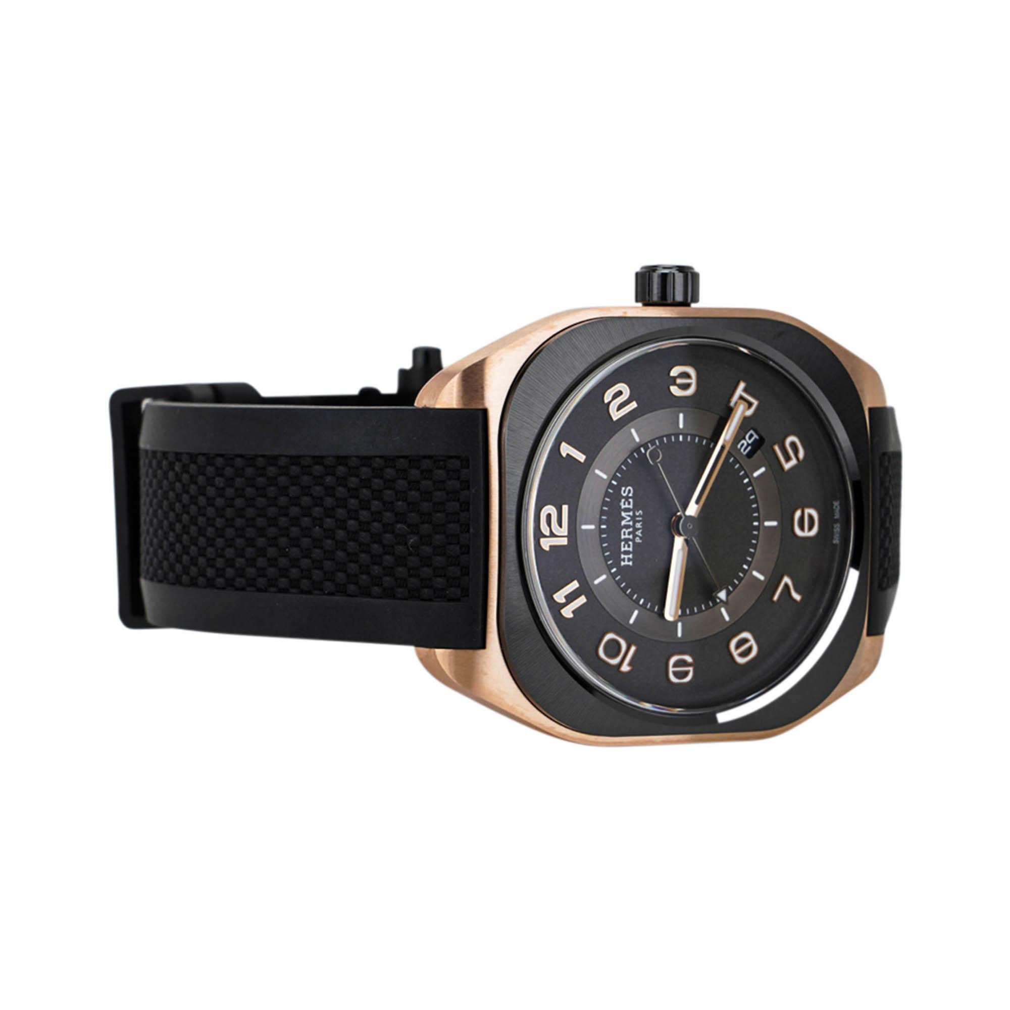 Mightychic offers anHermes H08 La Matiere du Temps Rose Gold 42 mm Large Model watch.
Black gold treated and blackening dial with Gold hour hands and White tipped second hand.
Satin-brushed ceramic bezel.
Back case back is titanium black coated