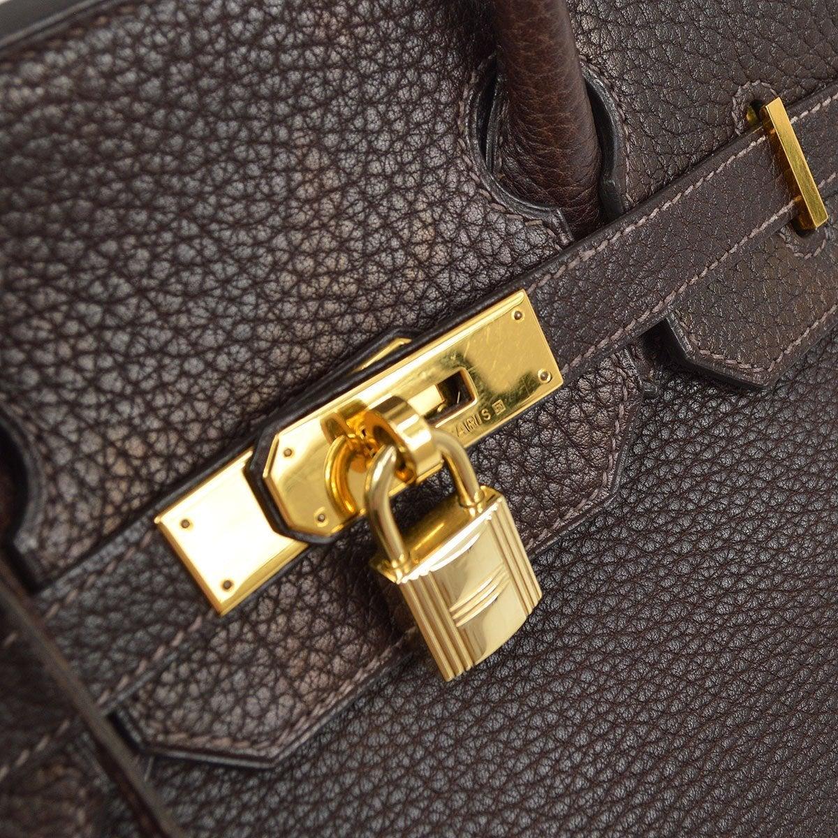 Pre-Owned Vintage Zustand
Aus der Sammlung 2002
Fjord Leder
Goldfarbene Hardware
Maße: 13