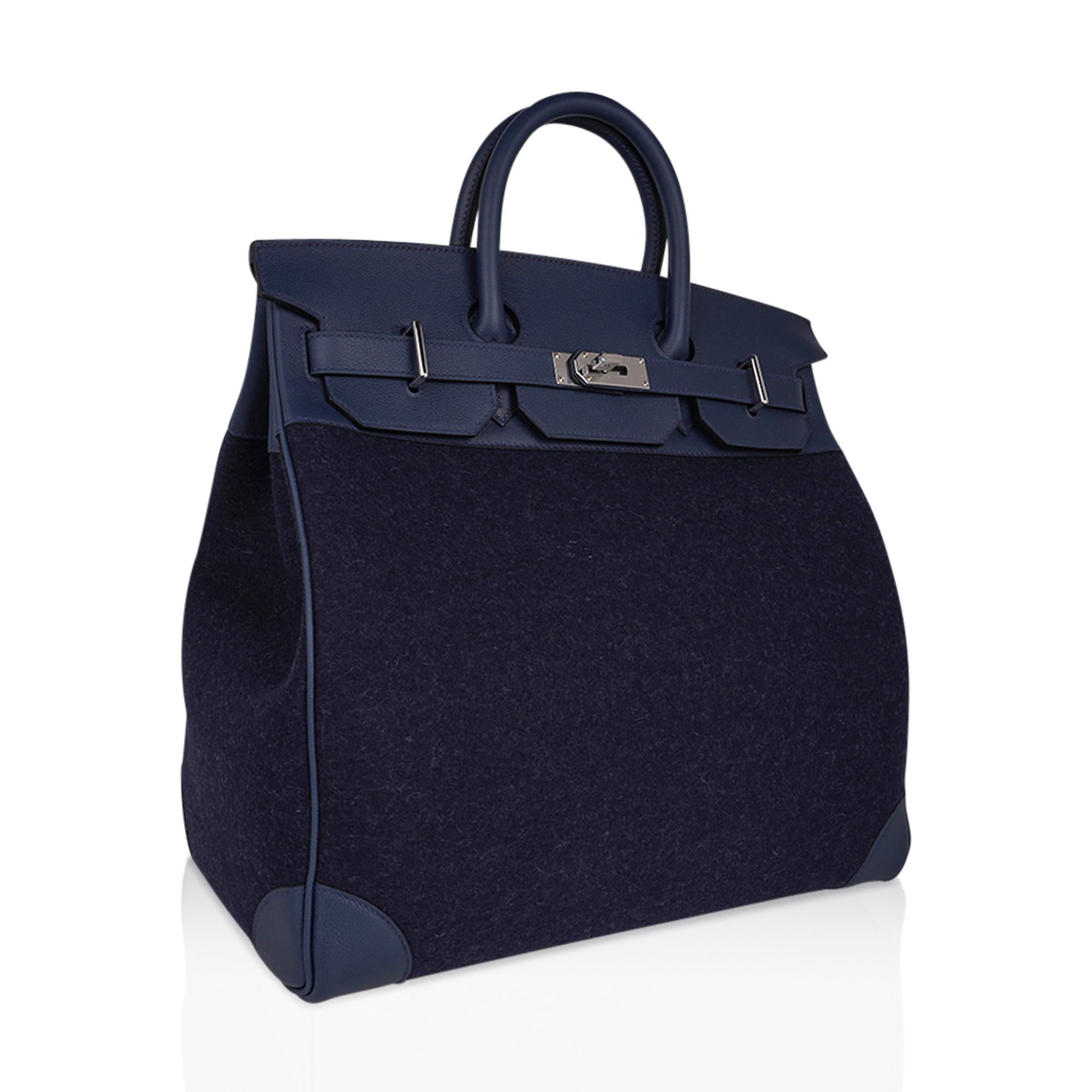 Mightychic offers a rare limited edition Hermes HAC 40 bag featured in Blue Nuit Todoo Feutre (Wool) and Blue de Malte Evercolor leather.
A chic and masculine combination for this rare Hermes classic bag.
Beautiful saturated Blue this tote bag is