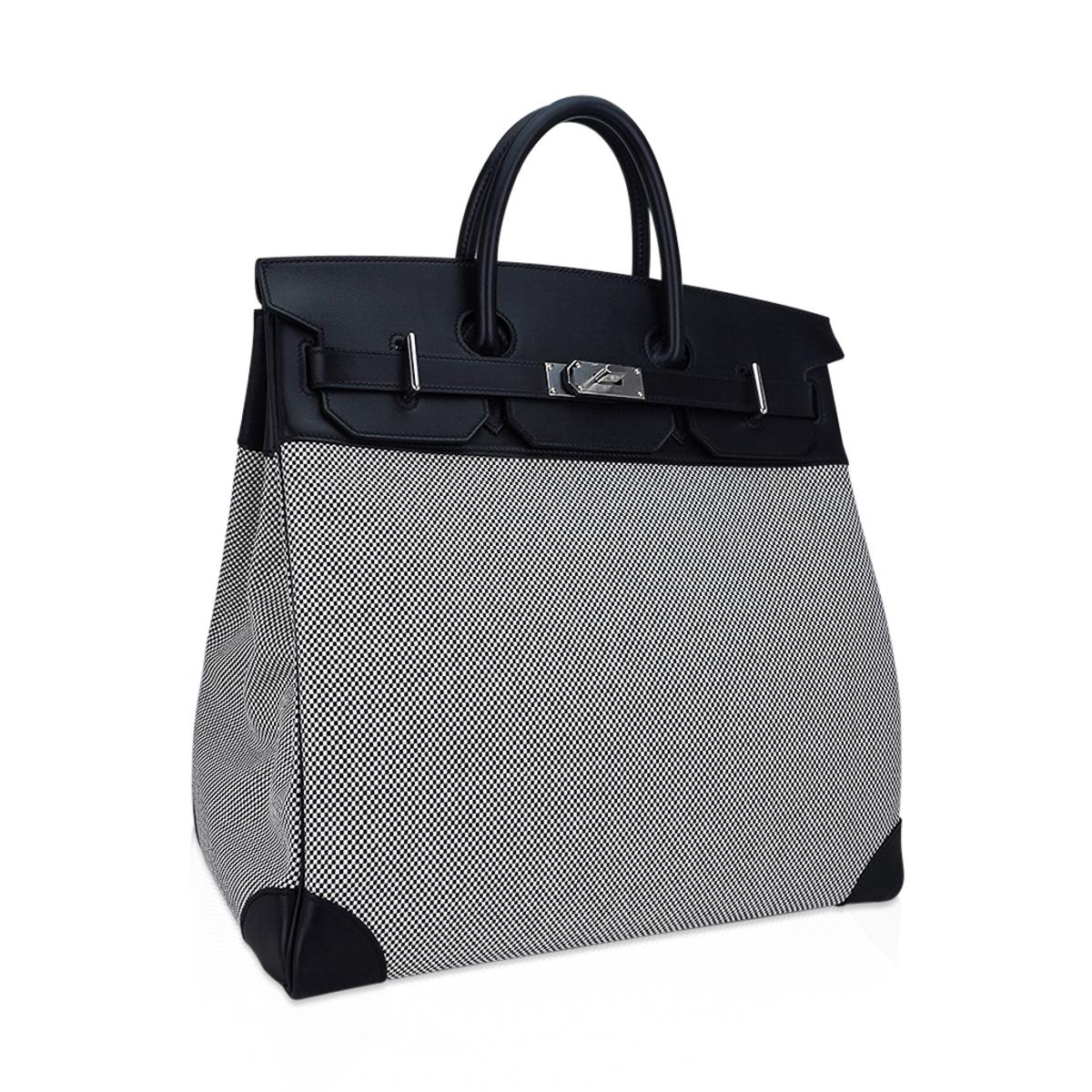Mightychic offers a rare Hermes HAC 40 bag featured in Black with crisp Black and White Criss Cross Toile. Black Black Evercolor leather is accentuated with palladium hardware.
A chic and masculine combination for this rare Hermes classic bag.
This