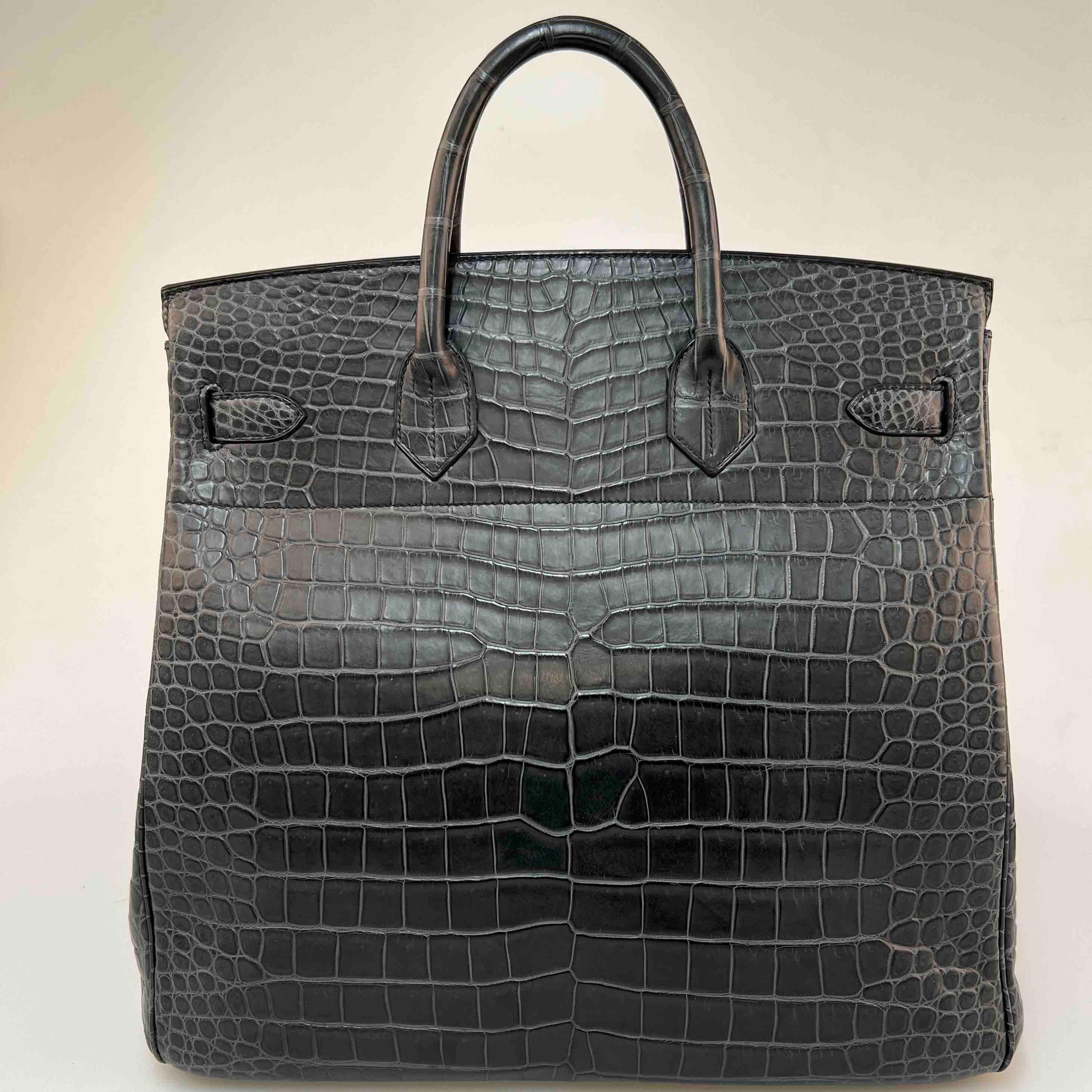 HERMES HAC 40 Reisetasche

Condit: sehr guter Zustand
Land der Herstellung: Frankreich
Modell : Haut à courroies
Größe: 40
Geschlecht: unisex
MATERIAL: mattes Porosus-Krokodilleder
Farbe: graphit
Abmessungen: 40 x 37 x 24cm
Schmuck: palladiertes