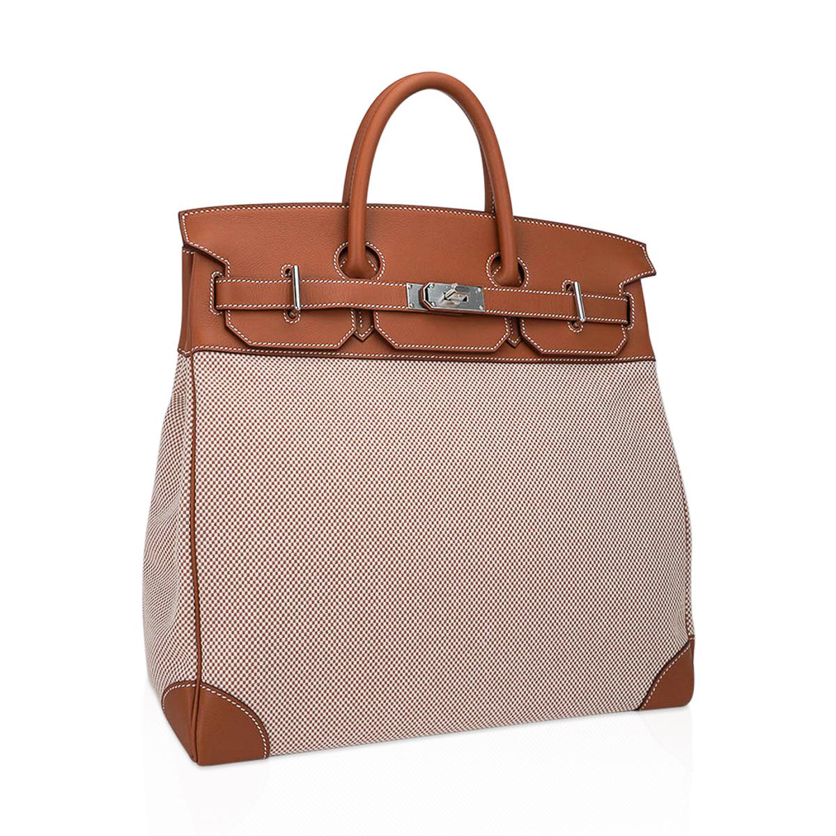 Mightychic offers a rare Hermes HAC 40 bag featured in Gold with Gold and Ecru Toile. 
Gold Evercolor leather is accentuated with palladium hardware.
A chic and masculine combination for this rare Hermes classic bag.
This timeless Hermes tote bag is
