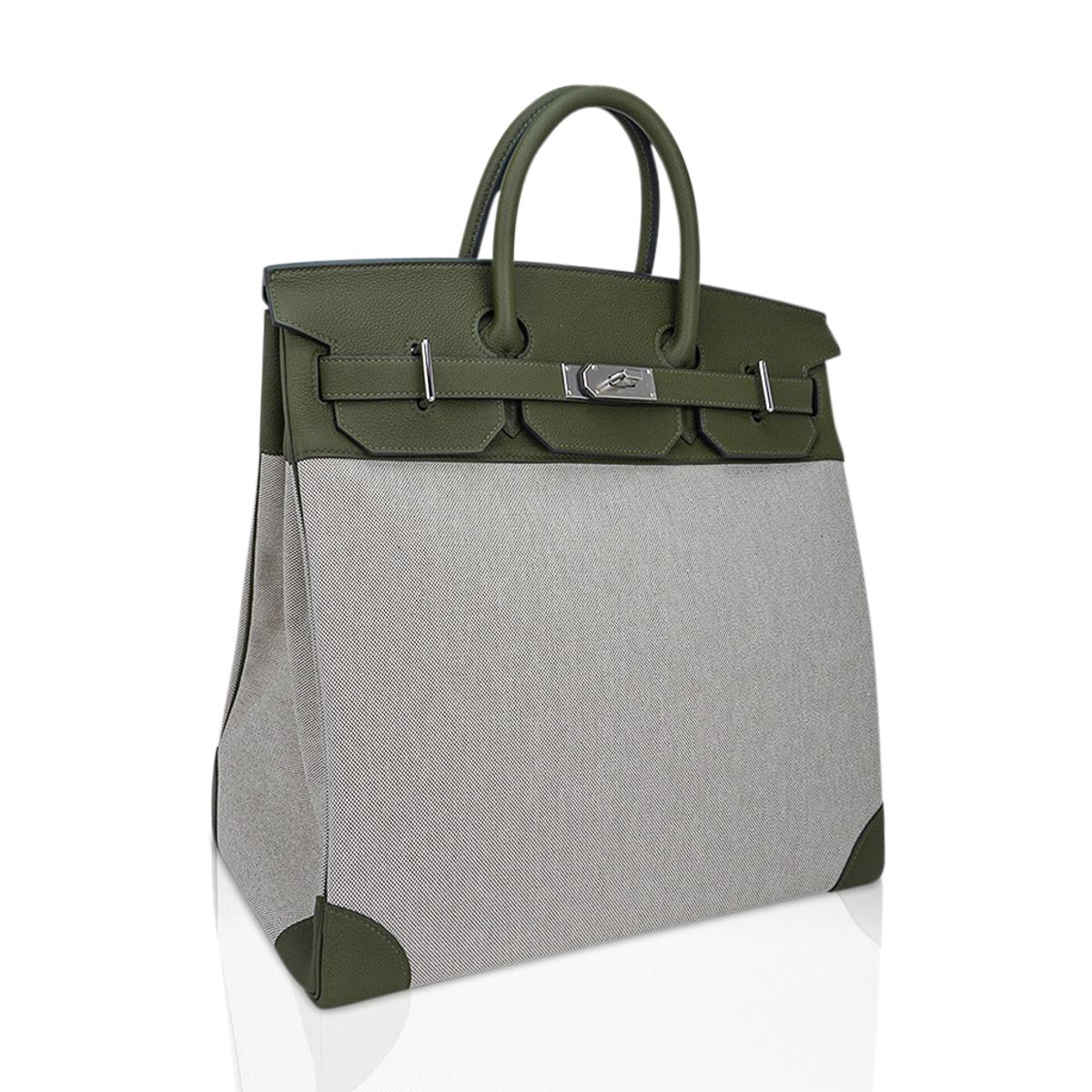 Mightychic offers a rare Hermes HAC 40 bag featured in Vert Veronese with Ecru and Vert Amande Criss Cross Toile.
A chic and masculine combination for this rare Hermes classic bag.
This beautiful saturated Vert Veronese Togo leather tote bag is