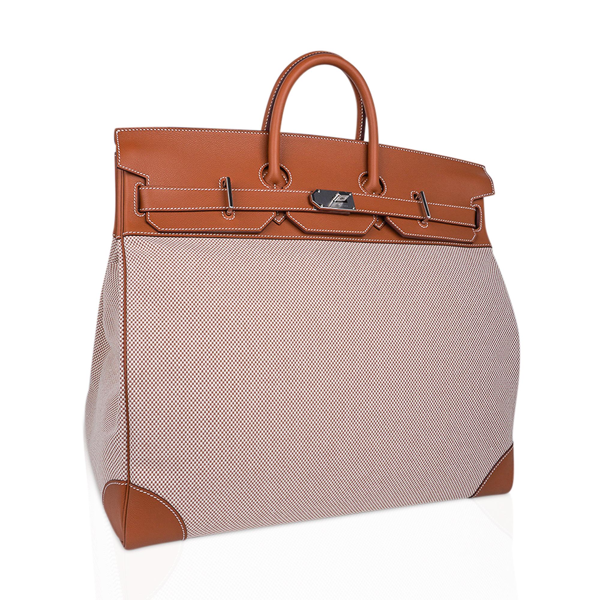 Mightychic offers a rare Hermes 50 Hac bag (Haut a Courroies) featured in Gold.
Beautiful in Gold Evercolor leather and Criss Cross Viking Toile in Beige and Ecru.
Palladium hardware.
Chic and timeless.
This beautiful travel bag is a true Hermes