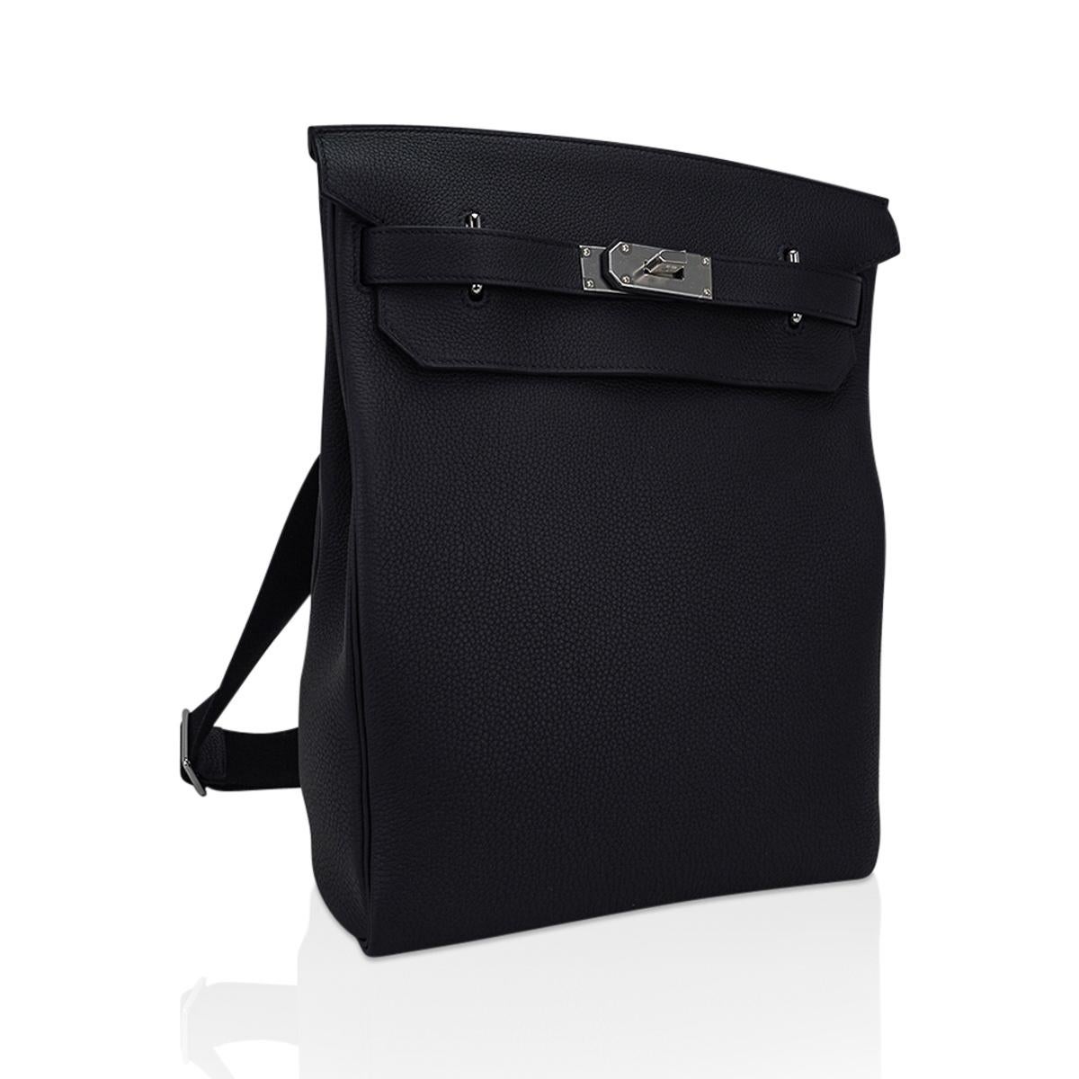Mightychic offers a men's  Hermes Hac a Dos GM Backpack featured in Black Togo calfskin.
Bag has an adjustable shoulder strap.
Palladium plated hardware and D-ring.
Large interior compartment with interior back pocket.
D-ring and palladium plated