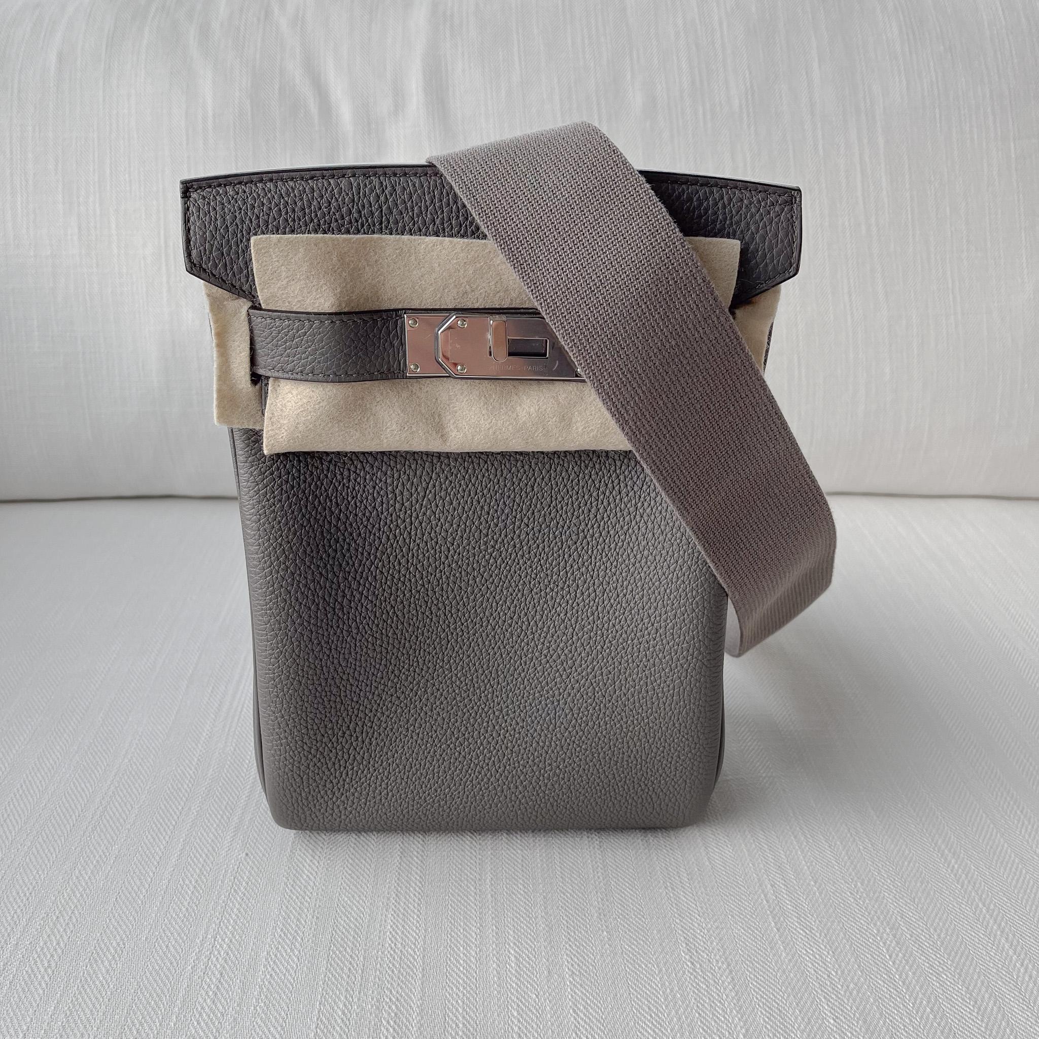 Achetez ce sac Hermes Has A Dos en Gris Etain avec des ferrures plaquées Palladium. Ce sac à dos Hac A Dos est disponible dans le petit format PM. Il est parfait pour les sorties et les voyages et est muni d'un cadenas classique pour assurer la