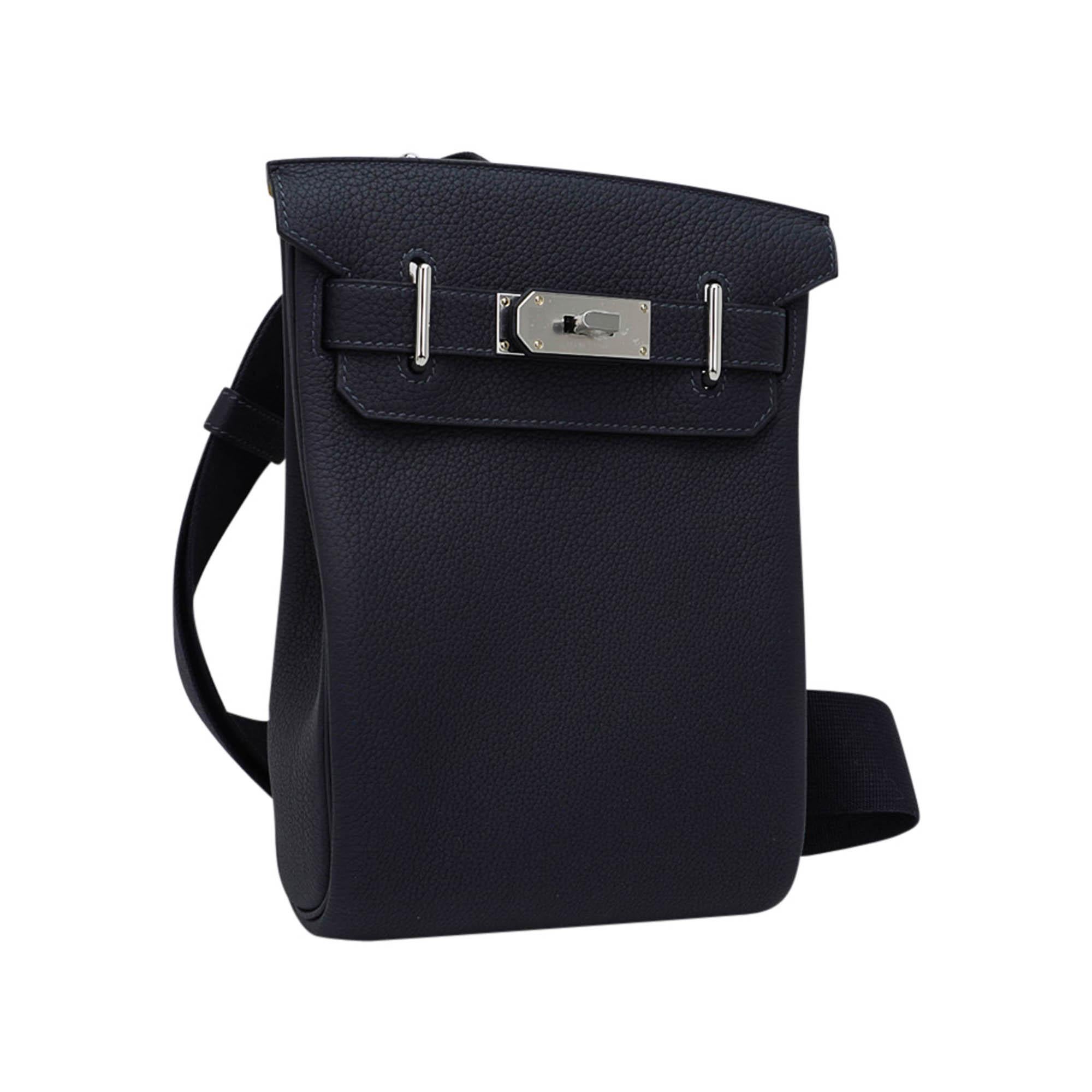 Mightychic propose un sac à dos Hermes Hac a Dos PM pour homme, en cuir de veau Caban Togo.
Cette magnifique couleur est le plus profond des bleus tirant sur le noir.
La clochette Jaune de Naples et Feu est amusante et frappante.
Jaune de Naples