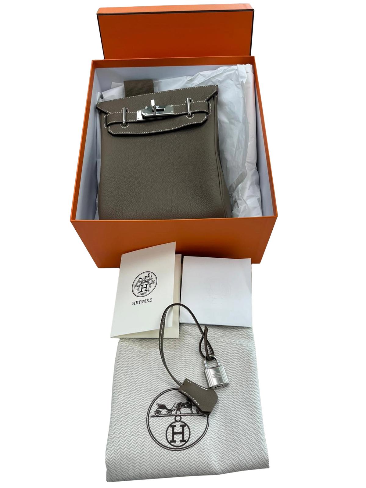 Hermes HAC A Dos PM Sac à dos Etoupe Togo Cuir Palladium Hardware Neuf - En vente à Aventura, FL