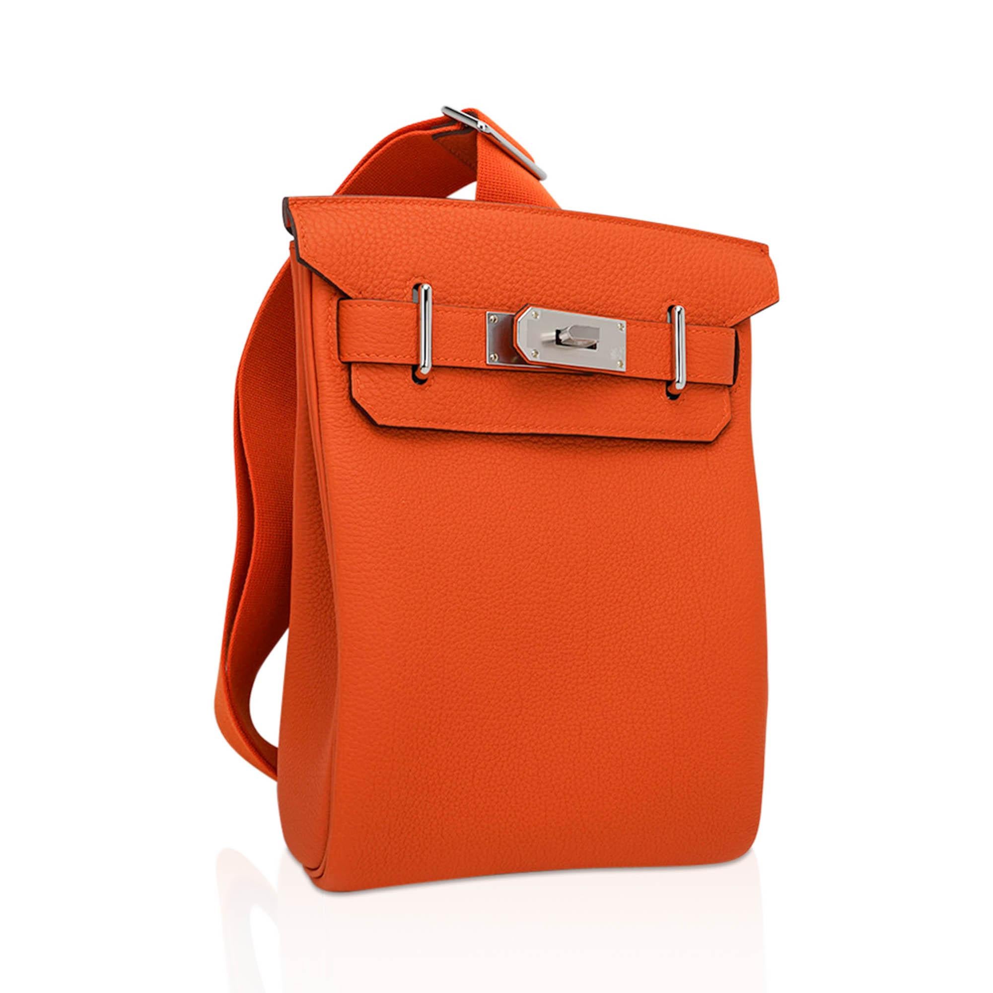 Mightychic propose un sac à dos Hermes Hac a Dos PM pour homme en cuir de veau Feu orange Togo.
Le sac est muni d'une bandoulière réglable.
Ferrures et anneau en D plaqués palladium.
Grand compartiment intérieur avec poche intérieure au dos.
Anneau