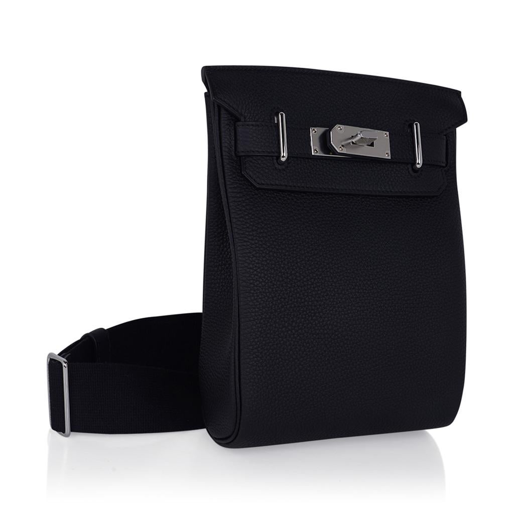 Mightychic bietet einen Hermes Hac a Dos PM Rucksack für Herren aus schwarzem Togo-Kalbsleder an.
Die Tasche hat einen verstellbaren Schultergurt.
Palladierte Beschläge und D-Ring.
Großes Innenfach mit Innentasche auf der Rückseite.
D-Ring und
