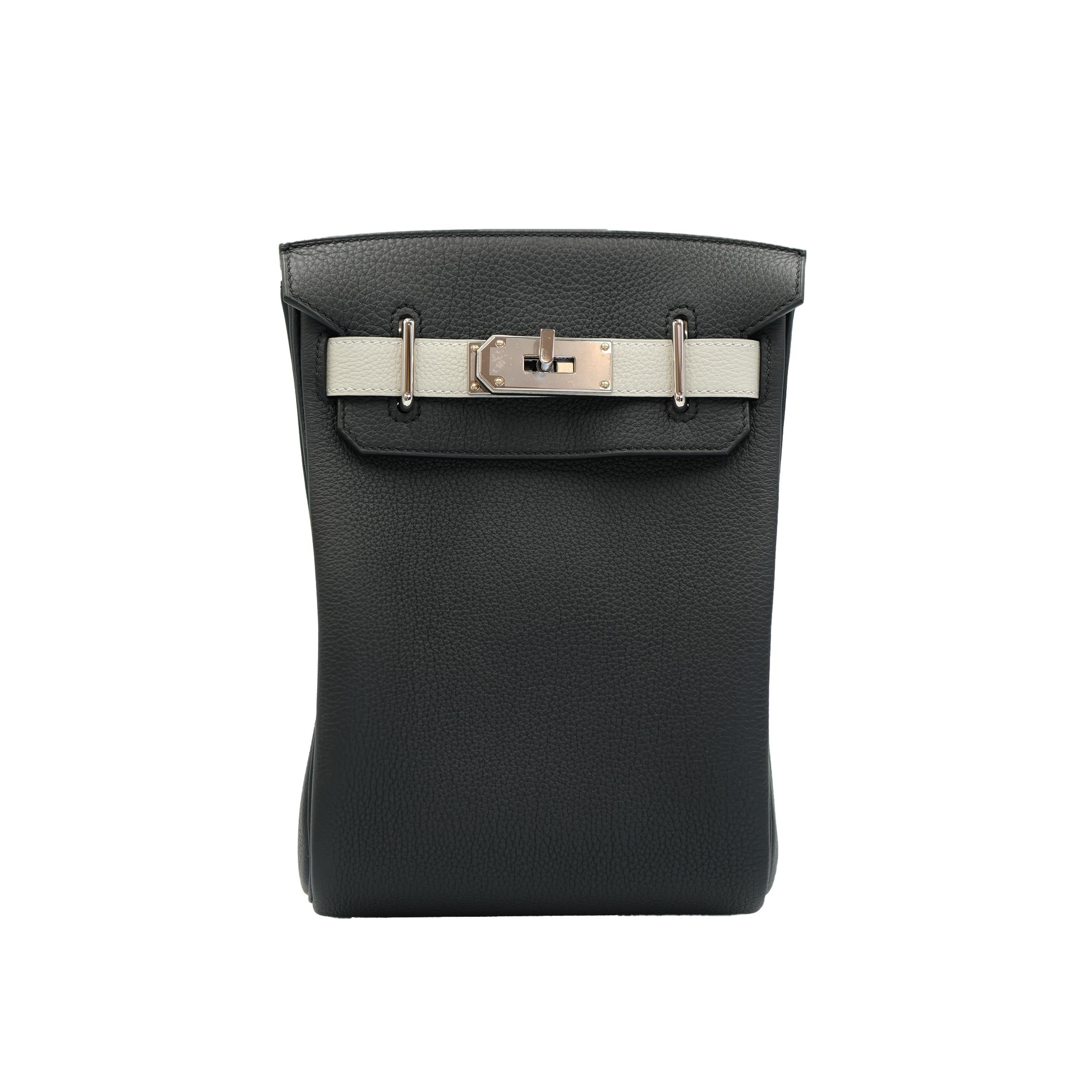 Marque : Hermès
Modèle : HAC À Dos PM (HSS Special Order)
Taille : PM (L 18 × H 28 × D 8 cm ; longueur de la sangle 69-125 cm)
Matière : Cuir Veau Togo
Matériel : Palladium
Couleur extérieure / intérieure : Noir
Année / timbre : Timbre W, 2024
Pays